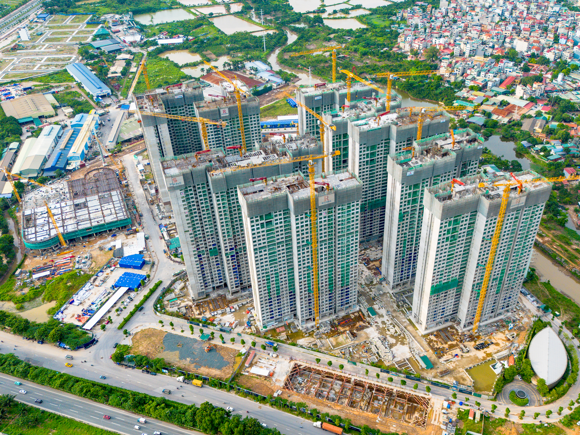 Giá chung cư Hà Nội lên hơn 100 triệu đồng/m2, người lương 5 triệu đang ở đâu?- Ảnh 1. Giá chung cư Hà Nội lên hơn 100 triệu đồng/m2, người lương 5 triệu đang ở đâu?- Ảnh 1.