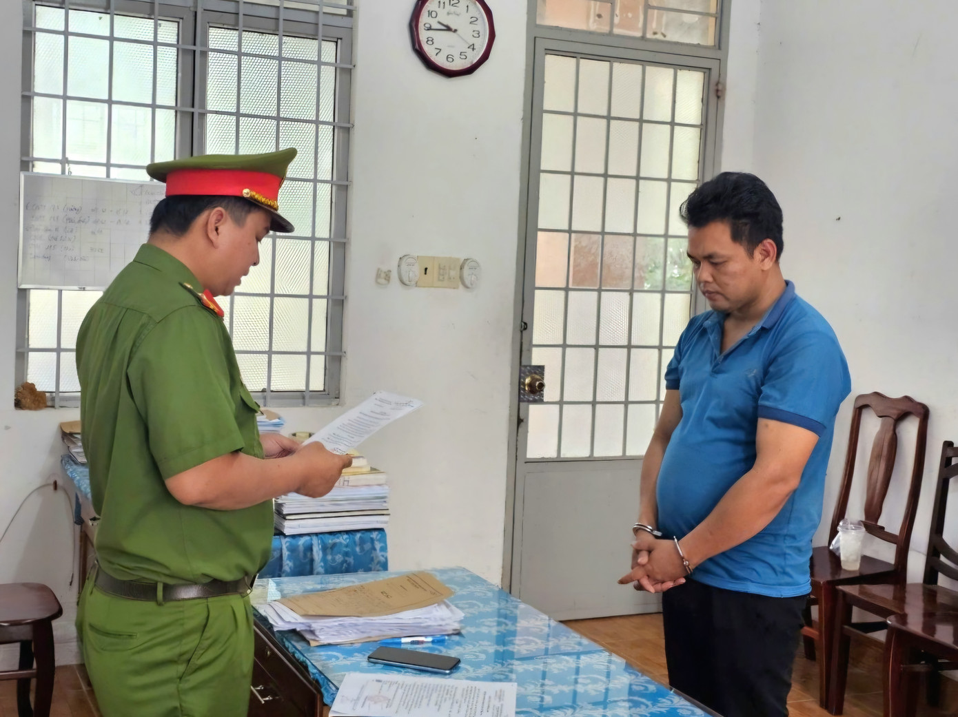 Khởi tố đối tượng dụ dỗ bé gái 13 tuổi vào nhà nghỉ nhiều lần- Ảnh 1.