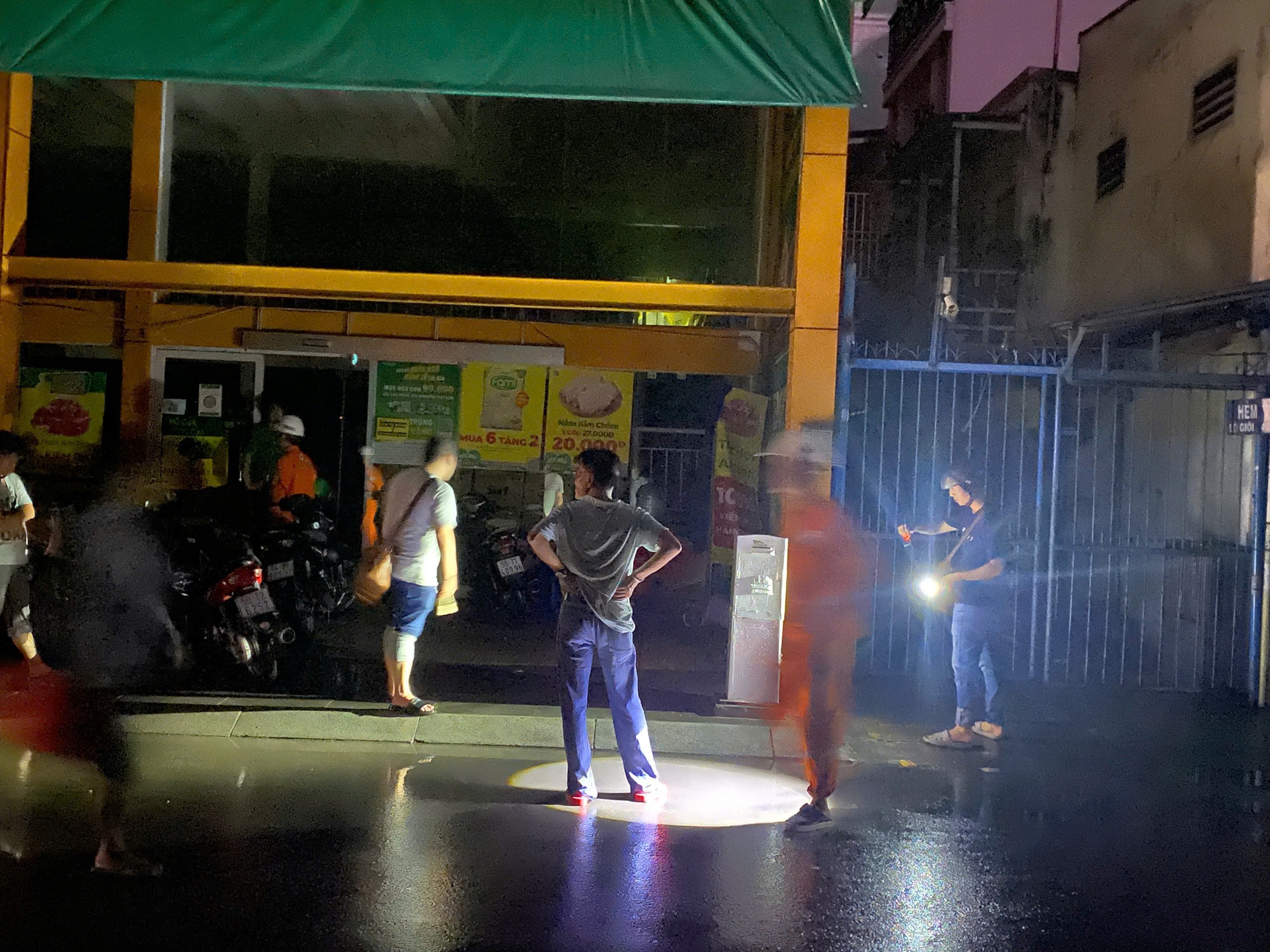 Điều tra nguyên nhân thiếu niên 15 tuổi co giật, tử vong ở TP HCM- Ảnh 1. Điều tra nguyên nhân thiếu niên 15 tuổi co giật, tử vong ở TP HCM- Ảnh 1.