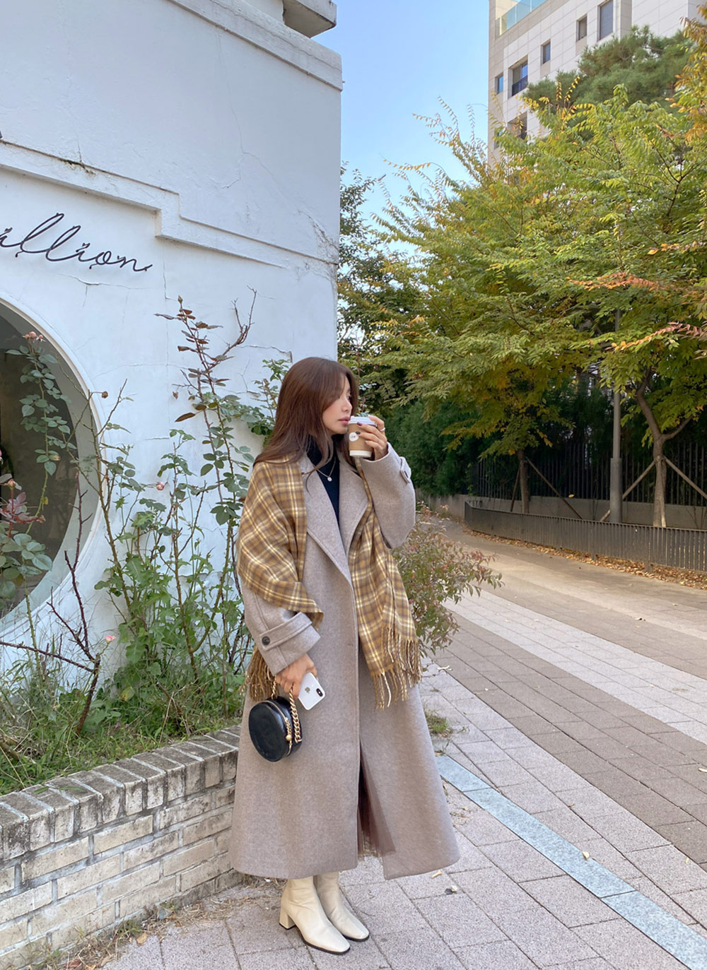 4 cách mặc áo khoác dài siêu tôn dáng- Ảnh 6. 4 cách mặc áo khoác dài siêu tôn dáng- Ảnh 6.