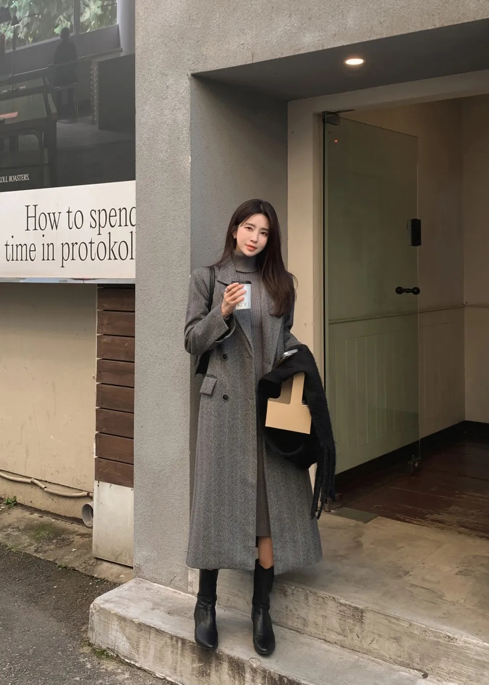 4 cách mặc áo khoác dài siêu tôn dáng- Ảnh 5. 4 cách mặc áo khoác dài siêu tôn dáng- Ảnh 5.