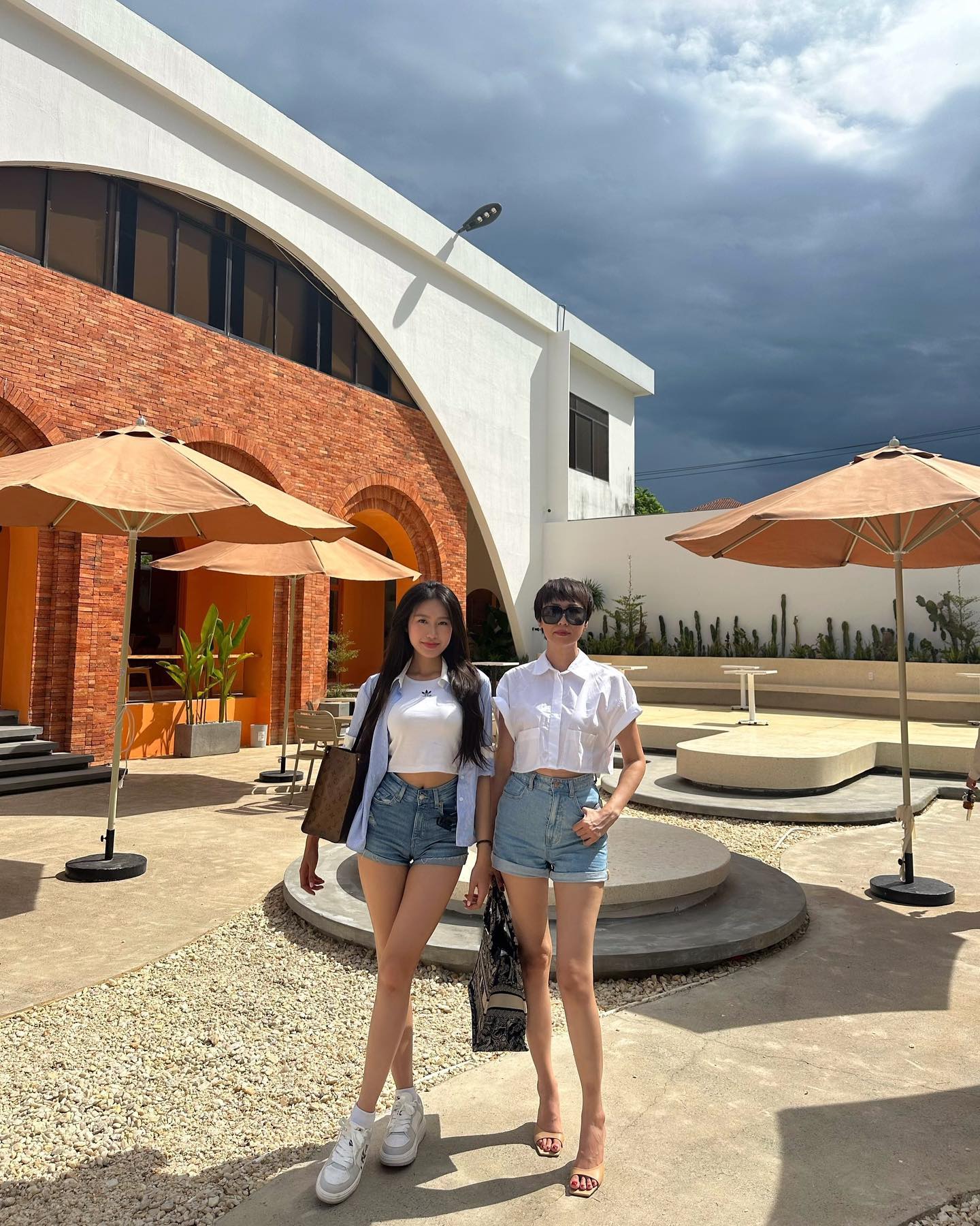 Mẹ vợ Đoàn Văn Hậu khoe chân dài nuột nà, sexy hết nấc, Doãn Hải My thừa hưởng từ đây- Ảnh 2. Mẹ vợ Đoàn Văn Hậu khoe chân dài nuột nà, sexy hết nấc, Doãn Hải My thừa hưởng từ đây- Ảnh 2.