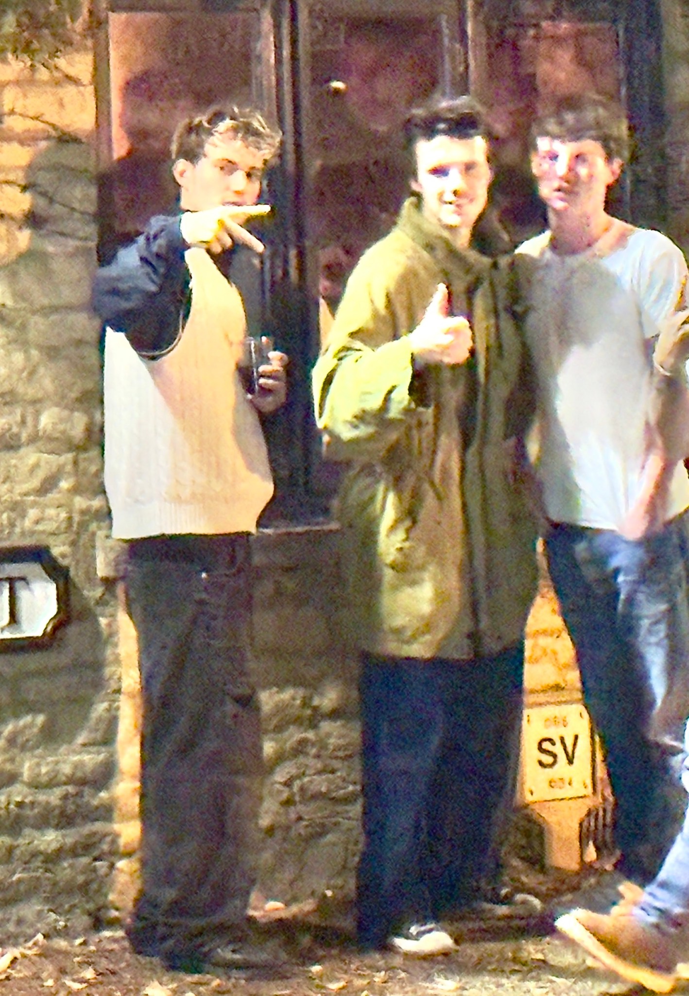 Beckham bị paparazzi bắt gặp ở quán pub- Ảnh 3. Beckham bị paparazzi bắt gặp ở quán pub- Ảnh 3.