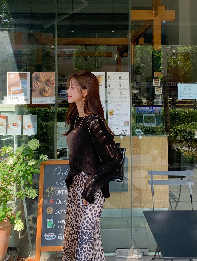 4 cách mặc áo len tối màu trẻ trung nhưng vẫn đảm bảo sang trọng- Ảnh 5.