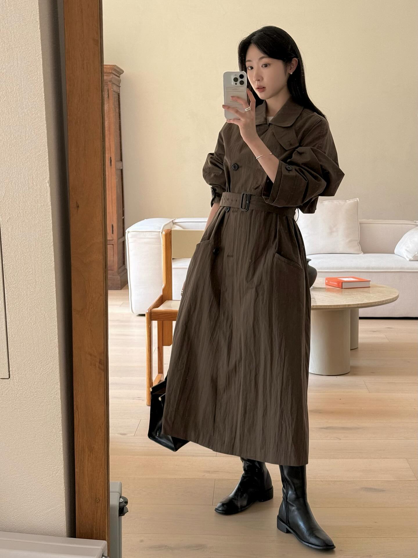 4 cách mặc áo khoác dài siêu tôn dáng- Ảnh 4. 4 cách mặc áo khoác dài siêu tôn dáng- Ảnh 4.