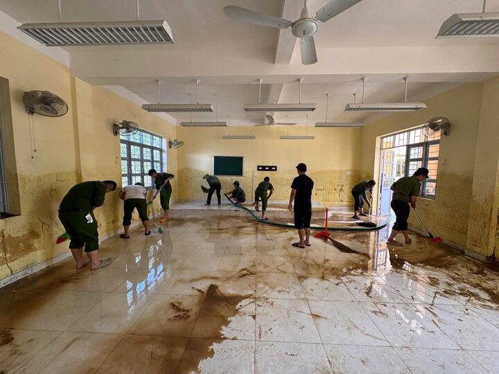 Xót xa trường học tan hoang sau bão Kalmaegi- Ảnh 4.