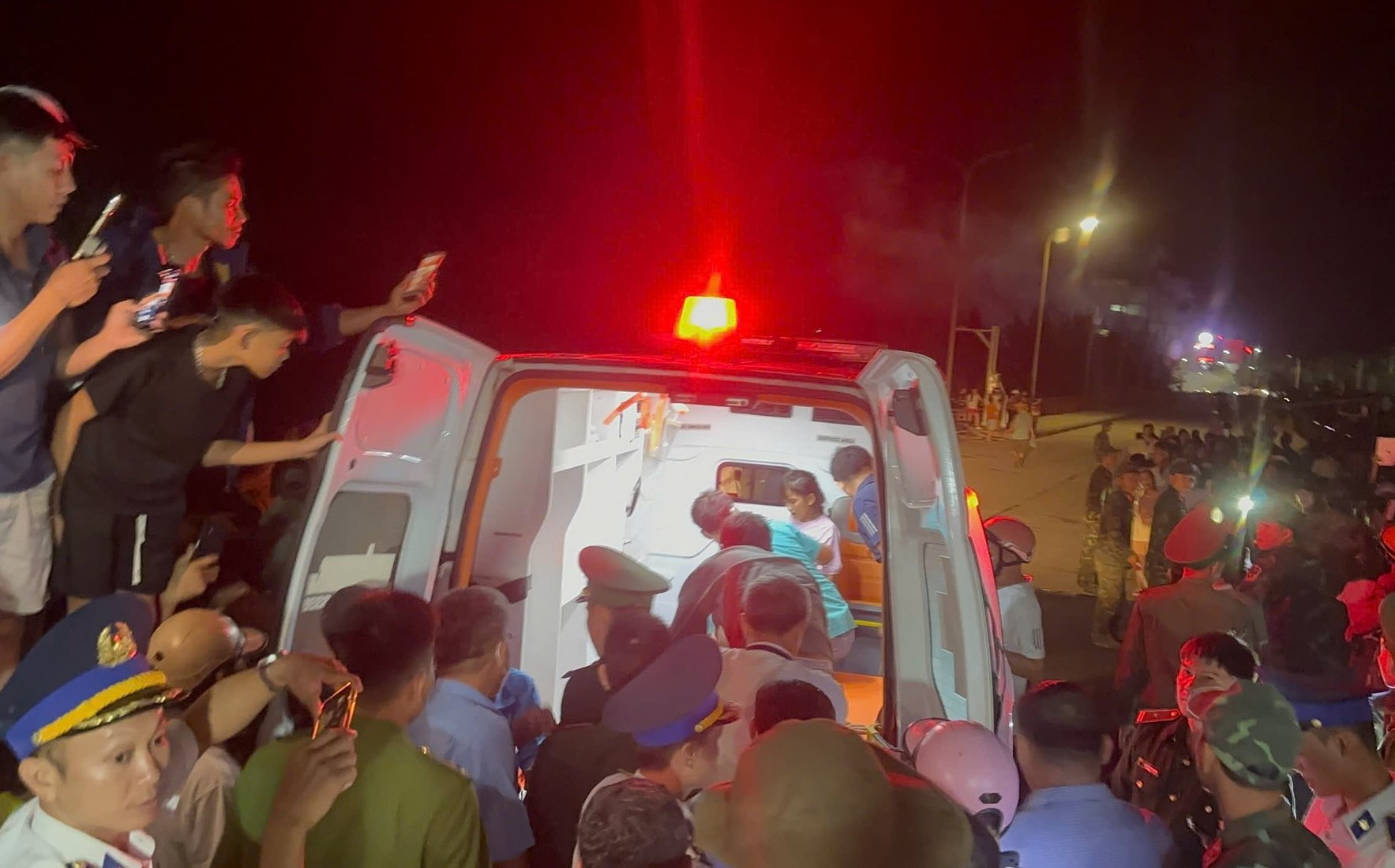 Hình ảnh hàng trăm người đón 2 người Lý Sơn sống sót kỳ diệu sau 2 ngày trôi dạt trên biển- Ảnh 1.