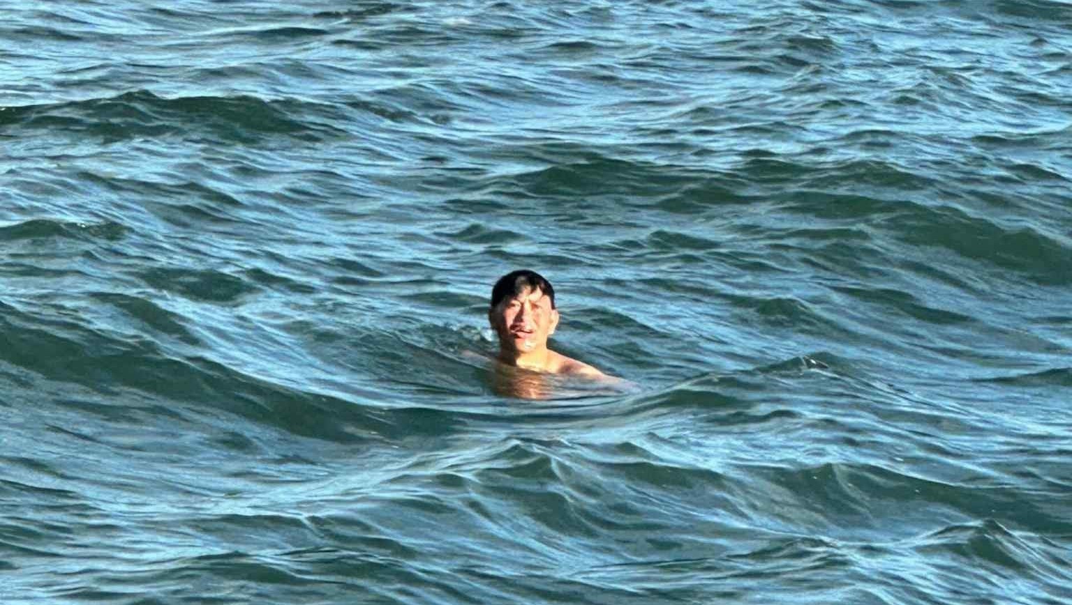 Hình ảnh hàng trăm người đón 2 người Lý Sơn sống sót kỳ diệu sau 2 ngày trôi dạt trên biển- Ảnh 3.