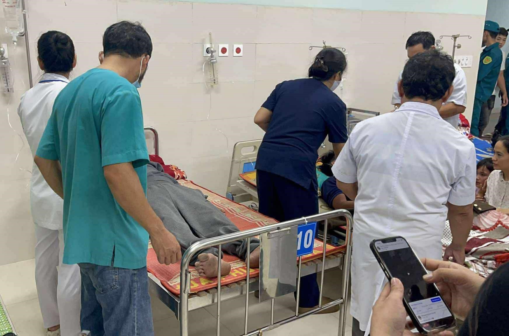 Hình ảnh hàng trăm người đón 2 người Lý Sơn sống sót kỳ diệu sau 2 ngày trôi dạt trên biển- Ảnh 2.