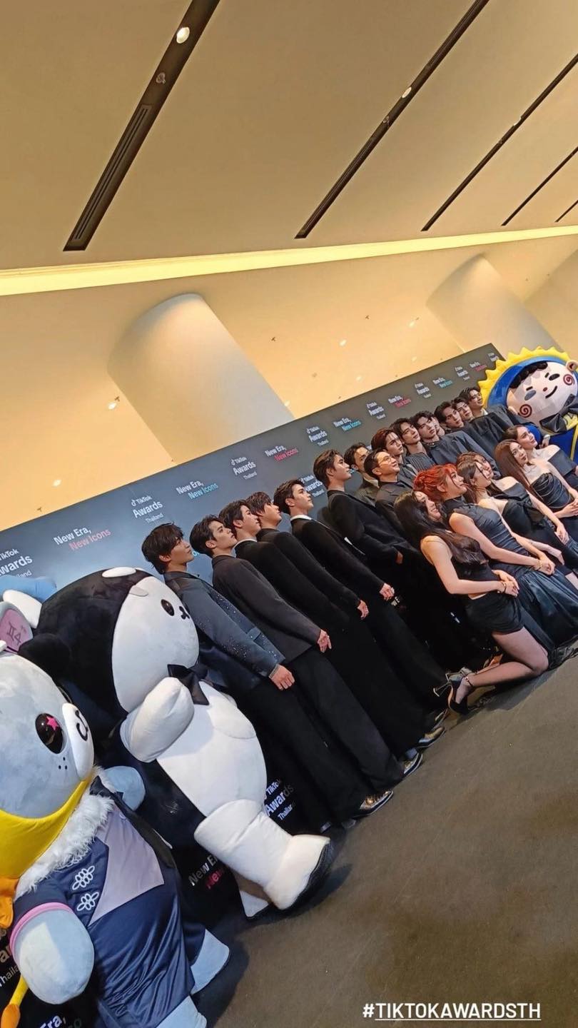 Cả dàn mỹ nhân mặc váy ngắn bị bắt quỳ rạp để chụp ảnh, loạt sao nam đứng trơ gây tranh cãi kịch liệt- Ảnh 2. Cả dàn mỹ nhân mặc váy ngắn bị bắt quỳ rạp để chụp ảnh, loạt sao nam đứng trơ gây tranh cãi kịch liệt- Ảnh 2.