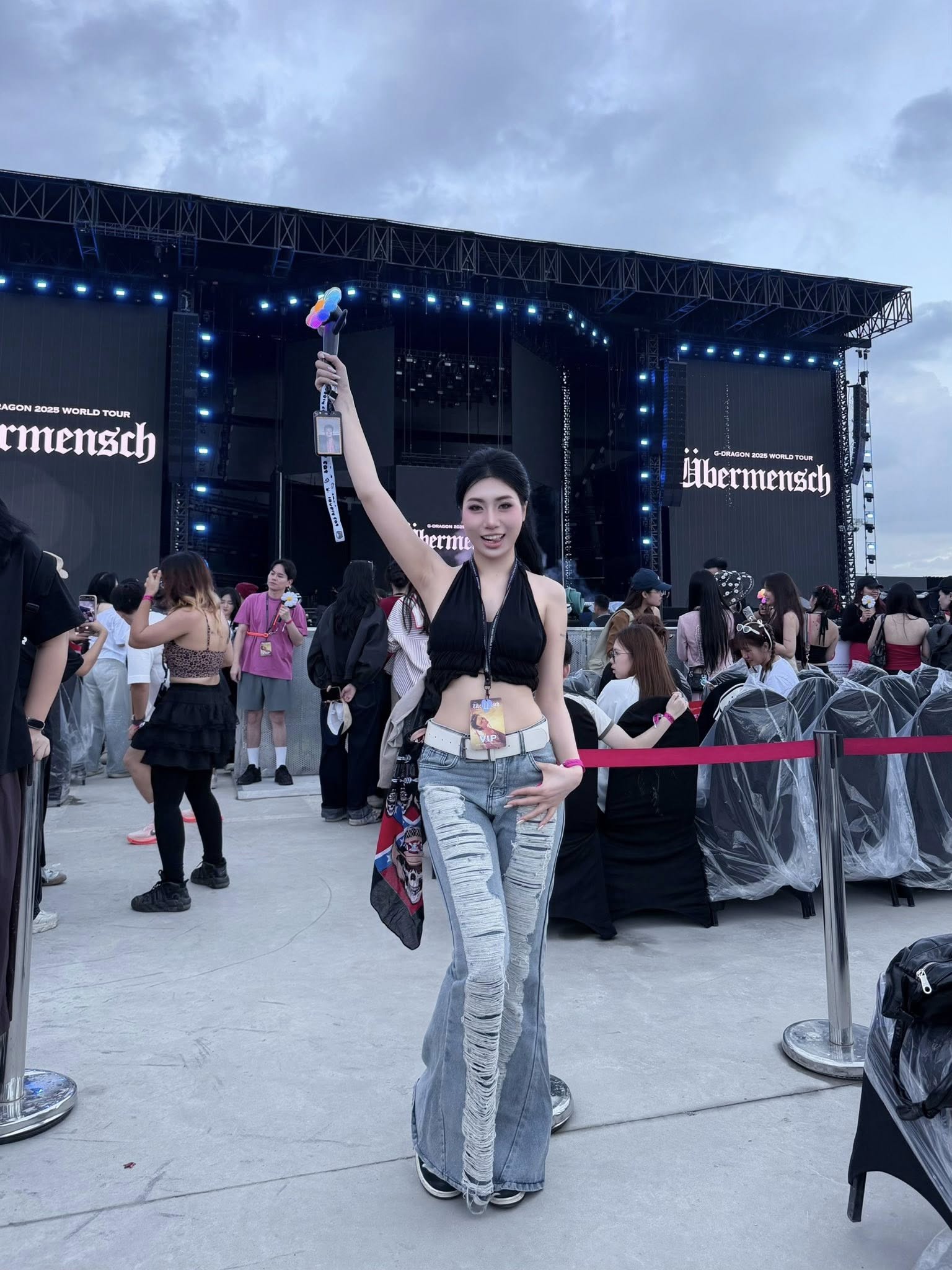 Em gái Văn Toàn khoe visual trắng phát sáng khi đi đu concert G-DRAGON- Ảnh 2.