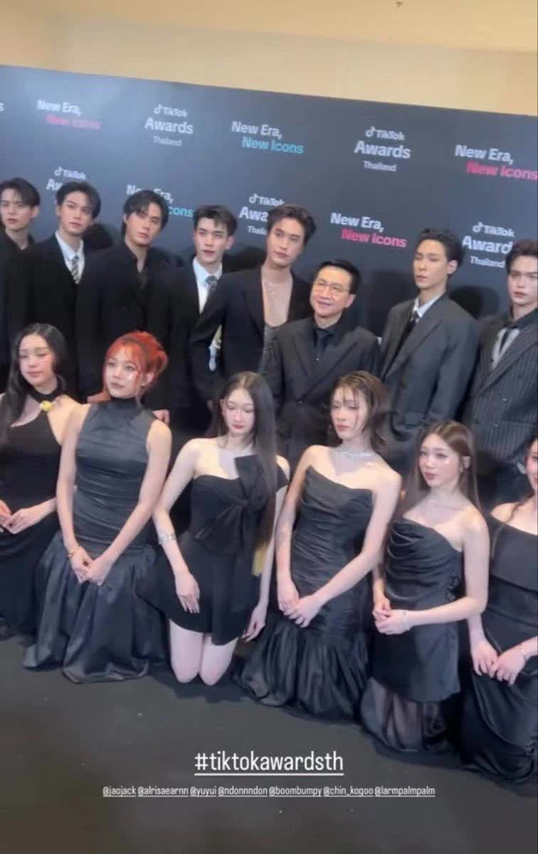 Bức ảnh gây tranh cãi toàn mạng tại lễ trao giải ở Thái Lan- Ảnh 3. Bức ảnh gây tranh cãi toàn mạng tại lễ trao giải ở Thái Lan- Ảnh 3.