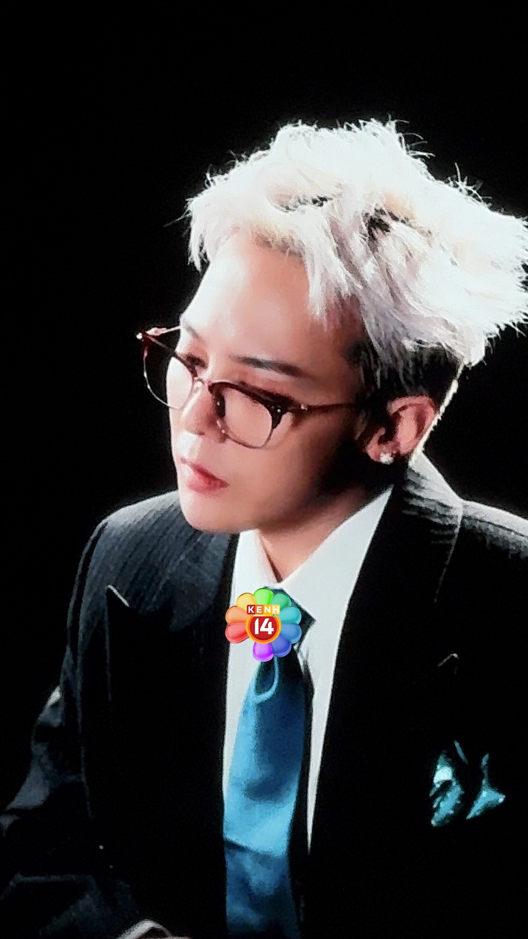 Cận cảnh màn thay đồ xem 1.000 lần vẫn chưa thể thoát ra của G-Dragon ngay trên sân khấu concert!- Ảnh 2. Cận cảnh màn thay đồ xem 1.000 lần vẫn chưa thể thoát ra của G-Dragon ngay trên sân khấu concert!- Ảnh 2.