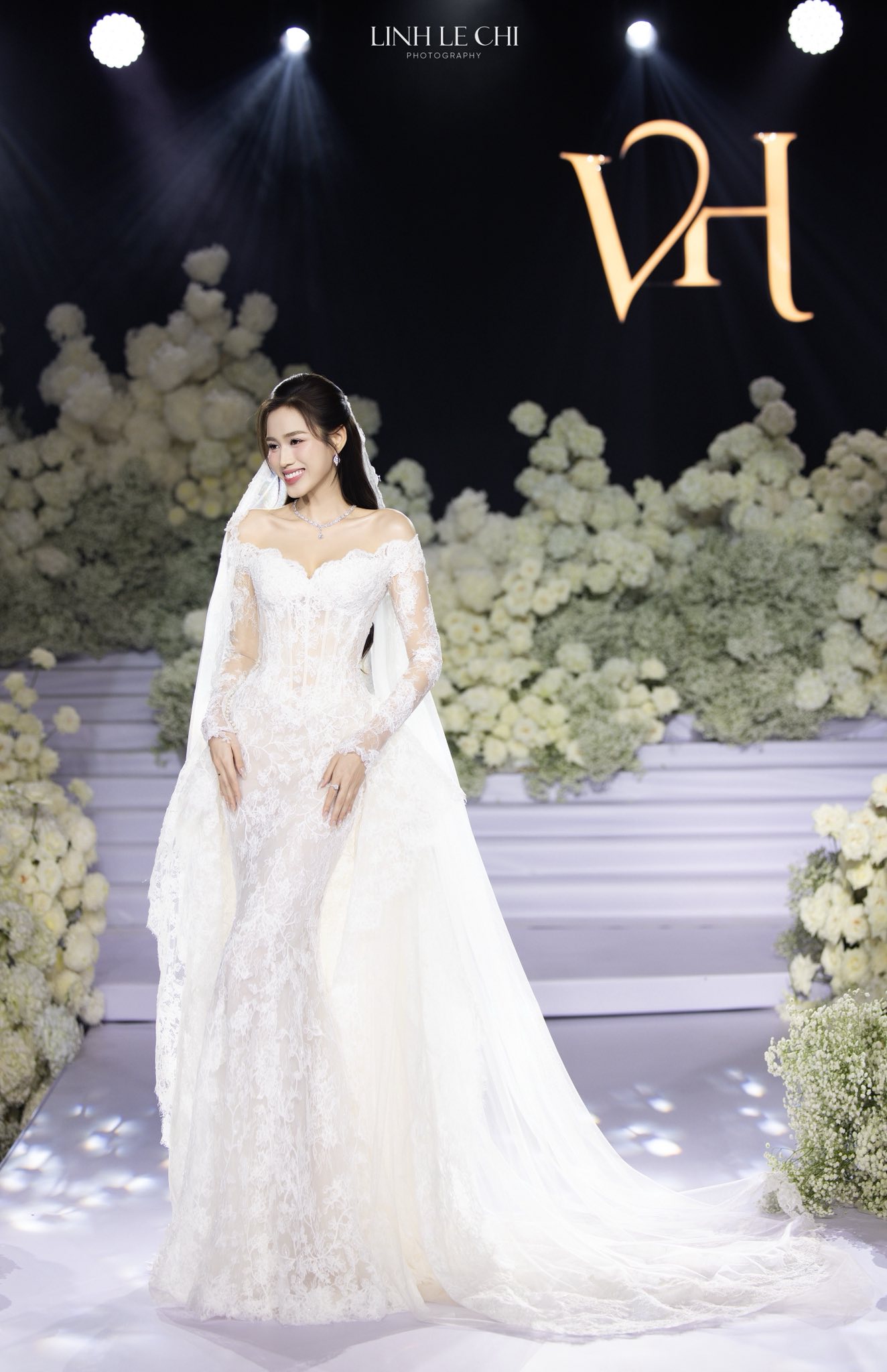 Đám cưới Hoa hậu Đỗ Hà - Viết Vương tại Hà Nội: Cô dâu khóc nức nở, dàn nàng hậu Đám cưới Hoa hậu Đỗ Hà - Viết Vương tại Hà Nội: Cô dâu khóc nức nở, dàn nàng hậu