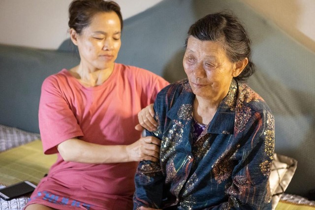 Mẹ qua đời để lại 1 cuốn sổ tiết kiệm, con gái đến ngân hàng rút tiền mà chết sững vì câu nói của nhân viên- Ảnh 1.