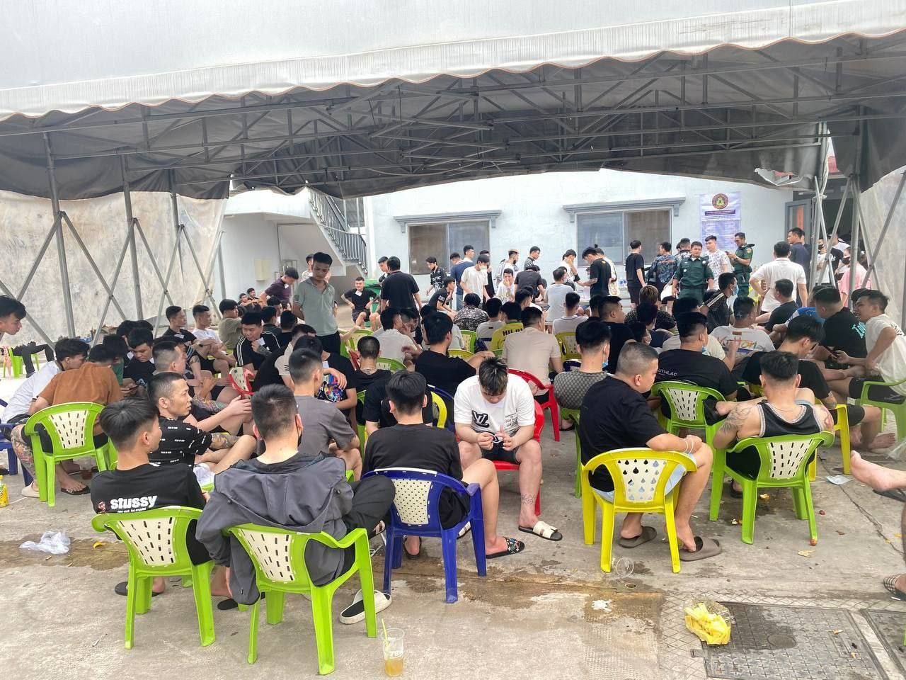 Ập vào 2 tòa nhà cao tầng, phát hiện 658 nghi phạm trong đường dây lừa đảo, thu giữ hàng loạt đồng phục cảnh sát, con dấu, điện thoại...- Ảnh 1. Ập vào 2 tòa nhà cao tầng, phát hiện 658 nghi phạm trong đường dây lừa đảo, thu giữ hàng loạt đồng phục cảnh sát, con dấu, điện thoại...- Ảnh 1.