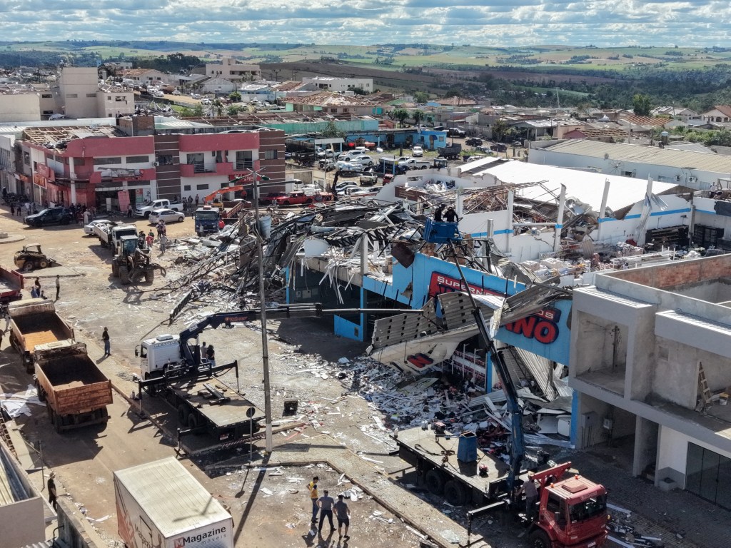 Lốc xoáy gần như "xoá sổ" thị trấn ở Brazil: 6 người chết, 437 người bị thương, 1000 dân sơ tán- Ảnh 3. Lốc xoáy gần như "xoá sổ" thị trấn ở Brazil: 6 người chết, 437 người bị thương, 1000 dân sơ tán- Ảnh 3.