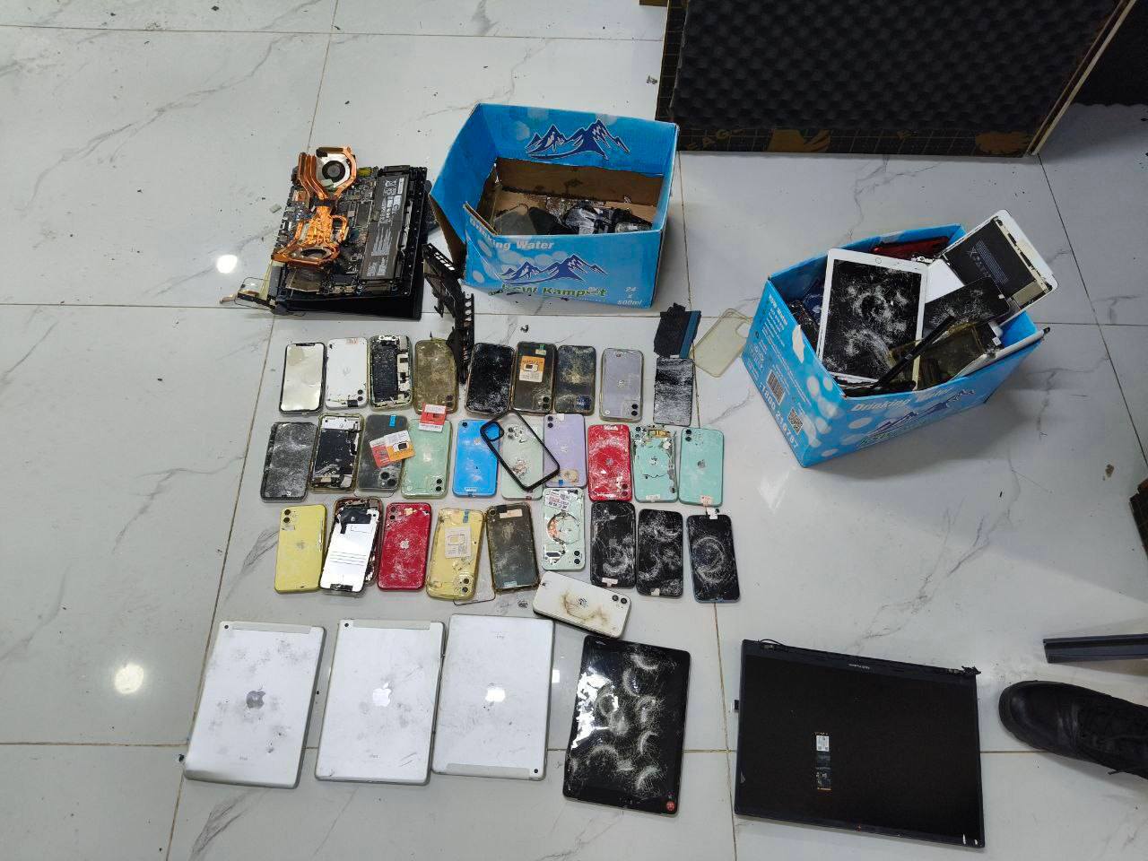 Ập vào 2 tòa nhà cao tầng, phát hiện 658 nghi phạm trong đường dây lừa đảo, thu giữ hàng loạt đồng phục cảnh sát, con dấu, điện thoại...- Ảnh 7. Ập vào 2 tòa nhà cao tầng, phát hiện 658 nghi phạm trong đường dây lừa đảo, thu giữ hàng loạt đồng phục cảnh sát, con dấu, điện thoại...- Ảnh 7.