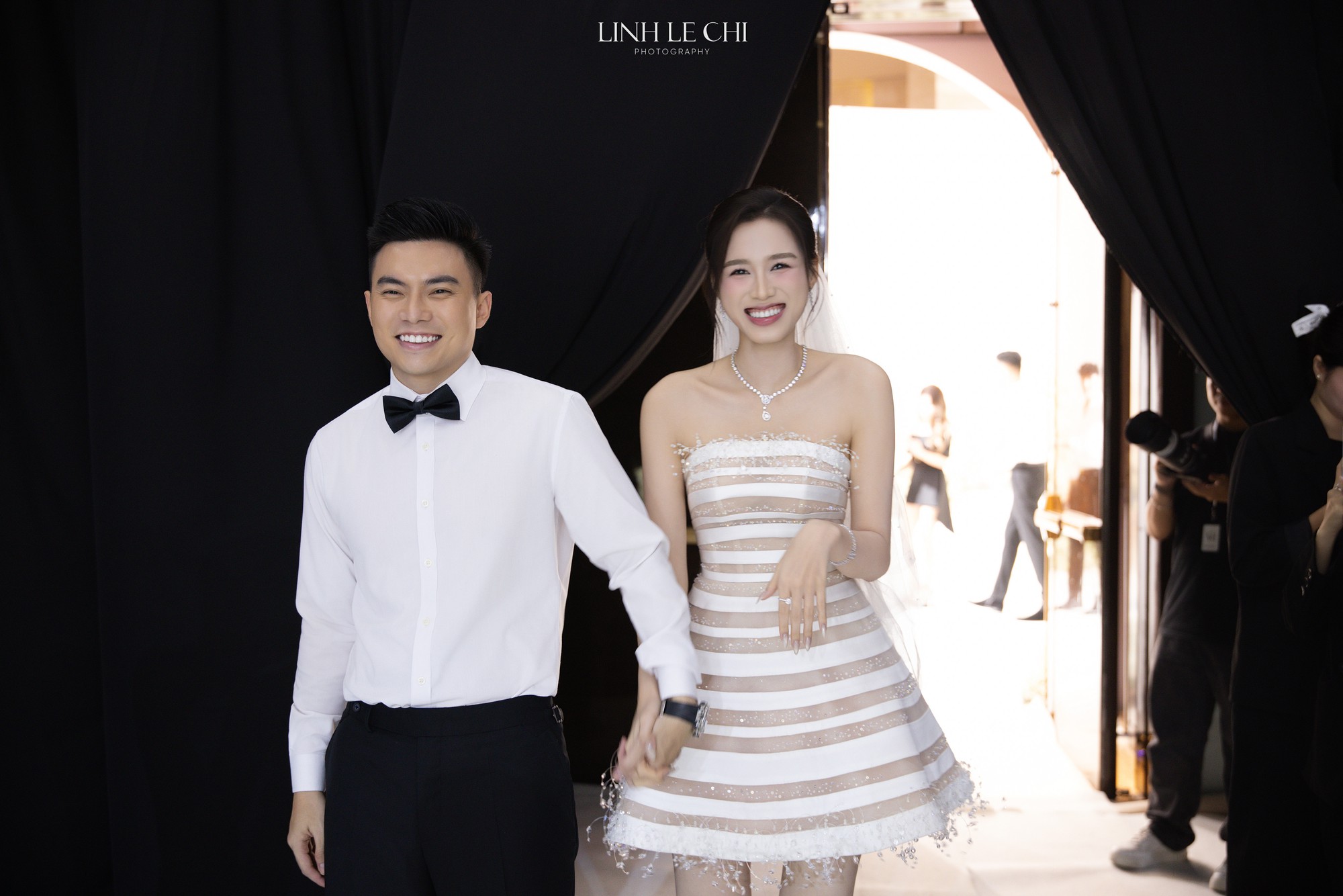 Màn nhảy đám cưới hot nhất lúc này của Tổng giám đốc Tập đoàn Sơn Hải- Ảnh 2. Màn nhảy đám cưới hot nhất lúc này của Tổng giám đốc Tập đoàn Sơn Hải- Ảnh 2.