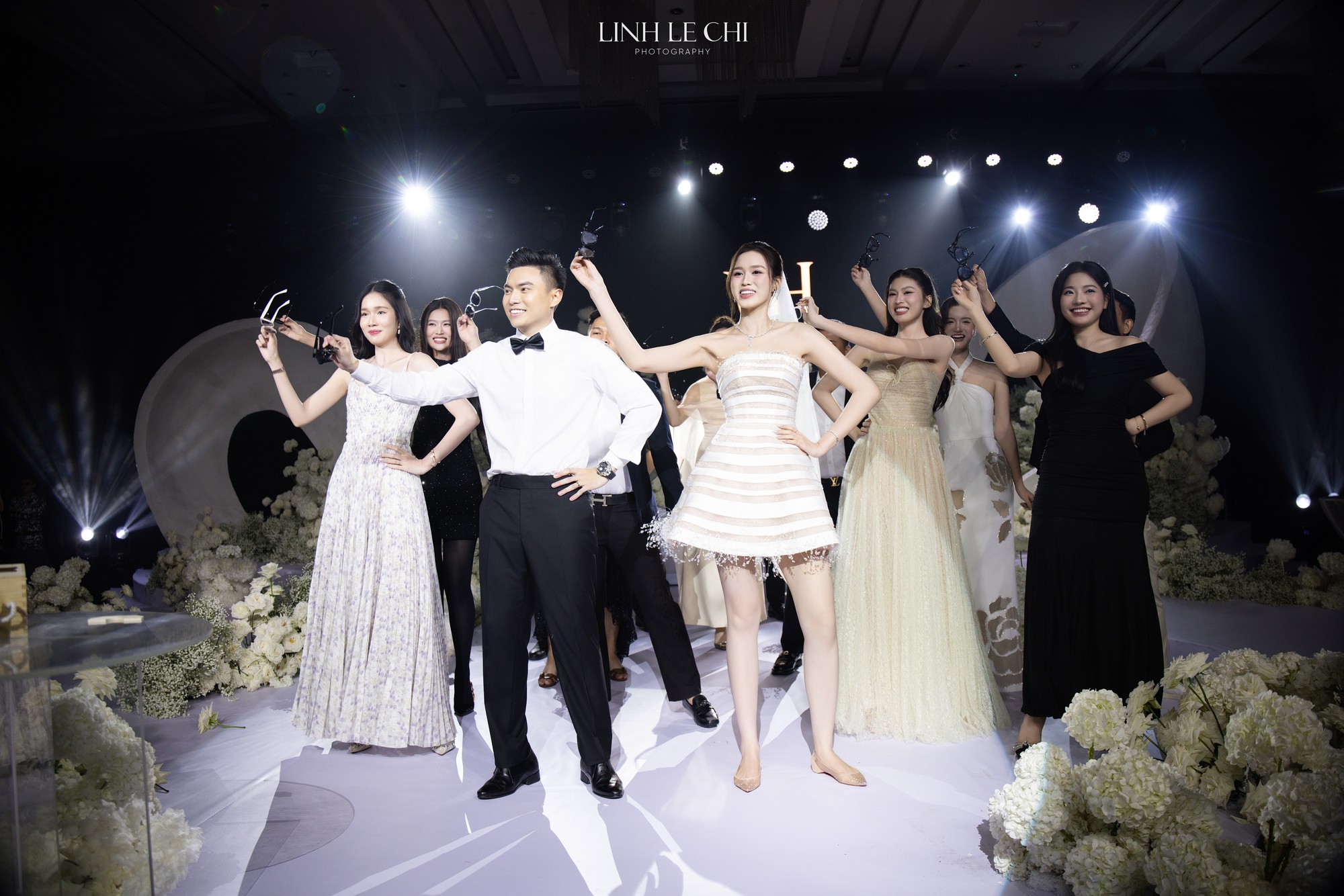 Màn nhảy đám cưới hot nhất lúc này của Tổng giám đốc Tập đoàn Sơn Hải- Ảnh 7. Màn nhảy đám cưới hot nhất lúc này của Tổng giám đốc Tập đoàn Sơn Hải- Ảnh 7.
