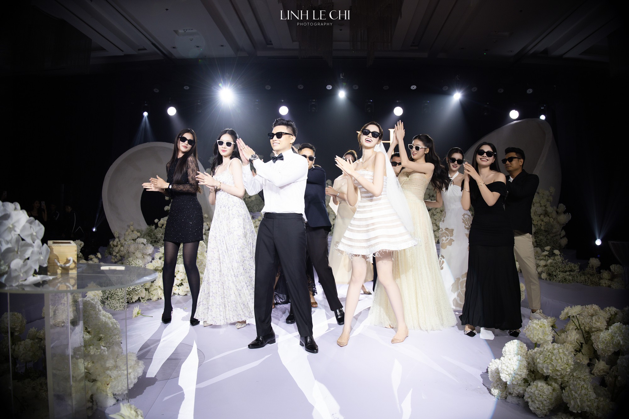 Màn nhảy đám cưới hot nhất lúc này của Tổng giám đốc Tập đoàn Sơn Hải- Ảnh 6. Màn nhảy đám cưới hot nhất lúc này của Tổng giám đốc Tập đoàn Sơn Hải- Ảnh 6.