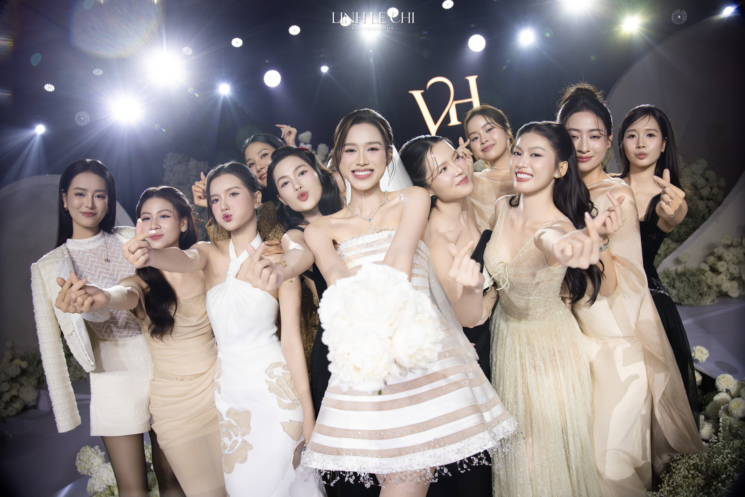 Đám cưới Hoa hậu Đỗ Hà - Viết Vương tại Hà Nội: Cô dâu khóc nức nở, dàn nàng hậu "quậy" tưng bừng! - Ảnh 9. Đám cưới Hoa hậu Đỗ Hà - Viết Vương tại Hà Nội: Cô dâu khóc nức nở, dàn nàng hậu "quậy" tưng bừng! - Ảnh 9.