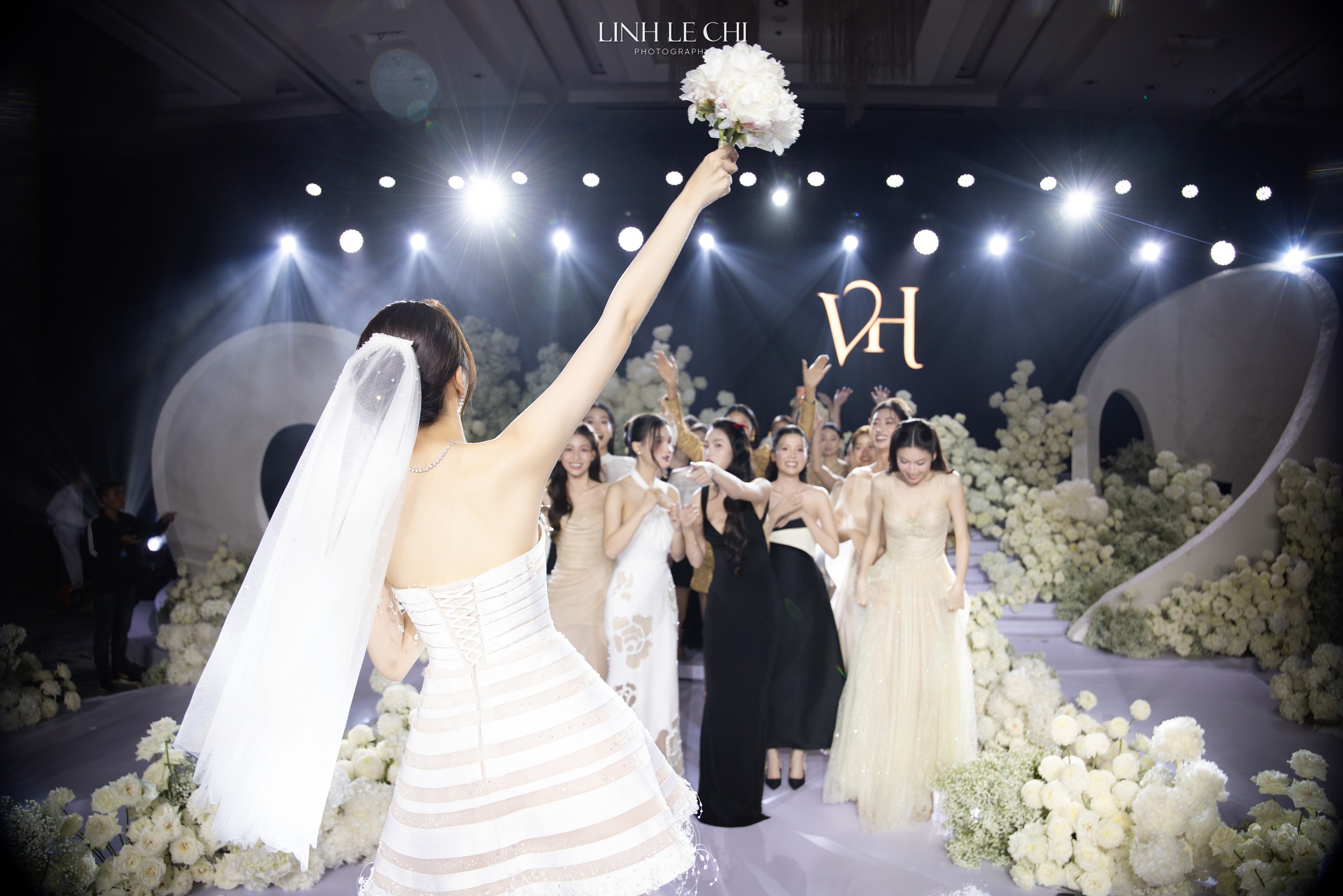 Đám cưới Hoa hậu Đỗ Hà - Viết Vương tại Hà Nội: Cô dâu khóc nức nở, dàn nàng hậu Đám cưới Hoa hậu Đỗ Hà - Viết Vương tại Hà Nội: Cô dâu khóc nức nở, dàn nàng hậu