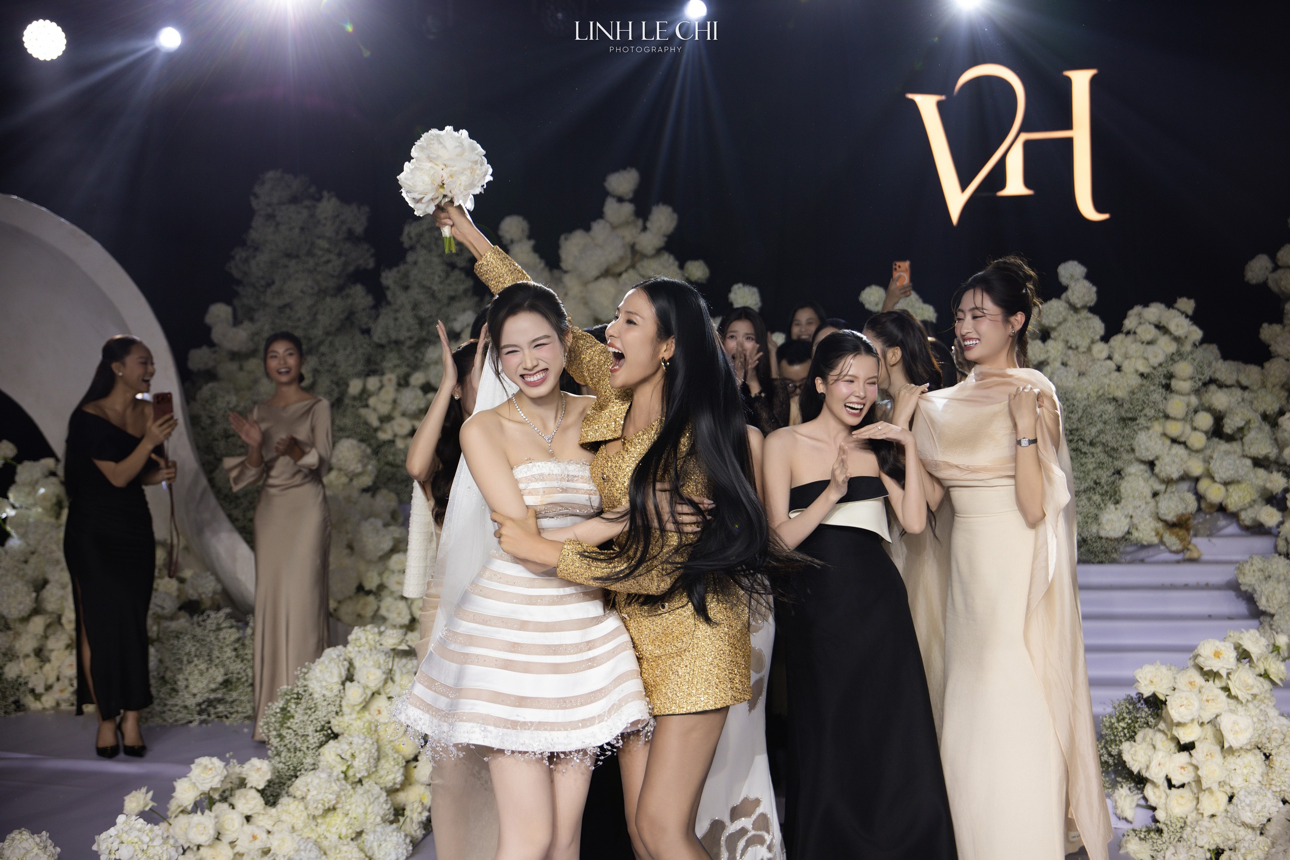 Đám cưới Hoa hậu Đỗ Hà - Viết Vương tại Hà Nội: Cô dâu khóc nức nở, dàn nàng hậu Đám cưới Hoa hậu Đỗ Hà - Viết Vương tại Hà Nội: Cô dâu khóc nức nở, dàn nàng hậu