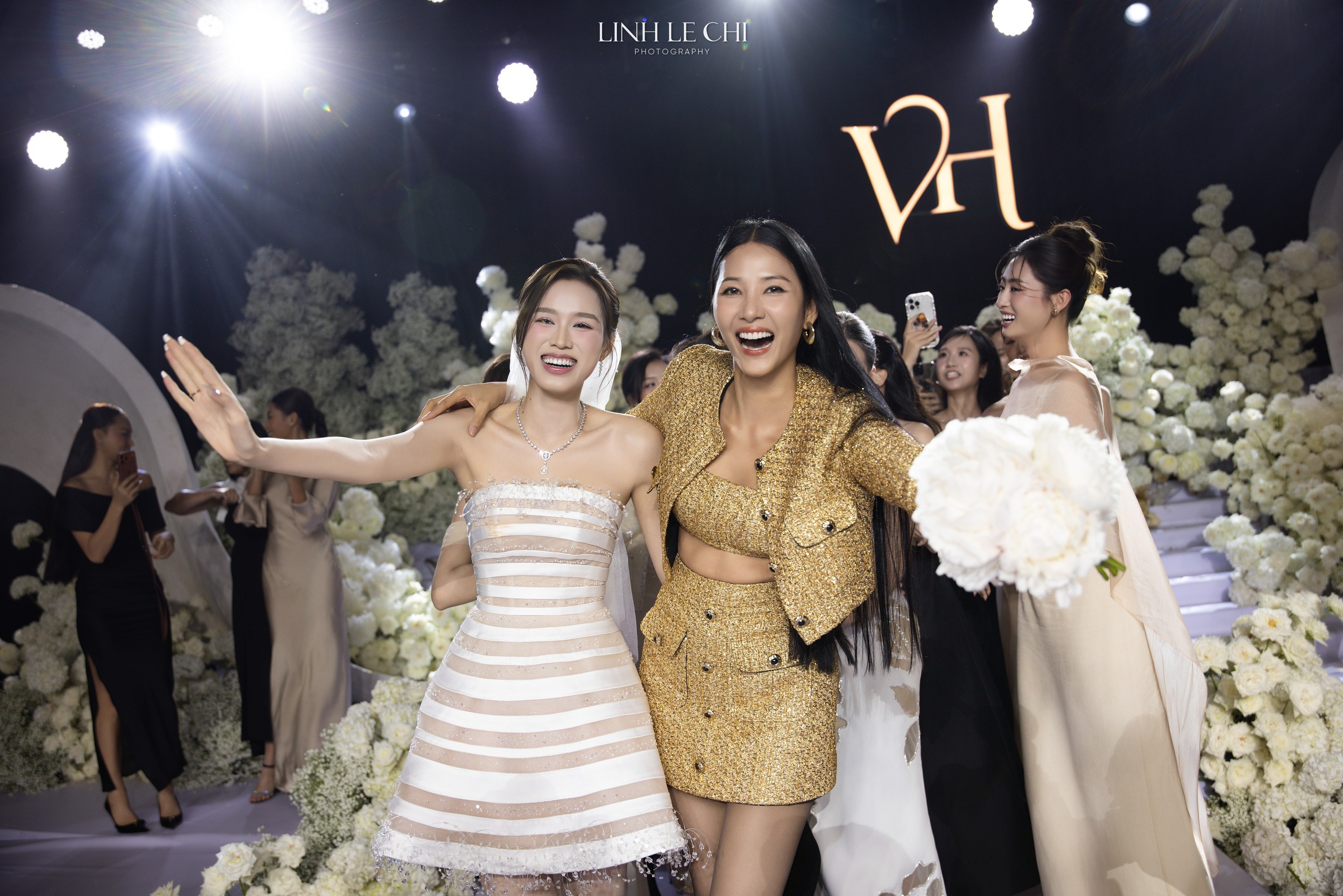 Đám cưới Hoa hậu Đỗ Hà - Viết Vương tại Hà Nội: Cô dâu khóc nức nở, dàn nàng hậu Đám cưới Hoa hậu Đỗ Hà - Viết Vương tại Hà Nội: Cô dâu khóc nức nở, dàn nàng hậu