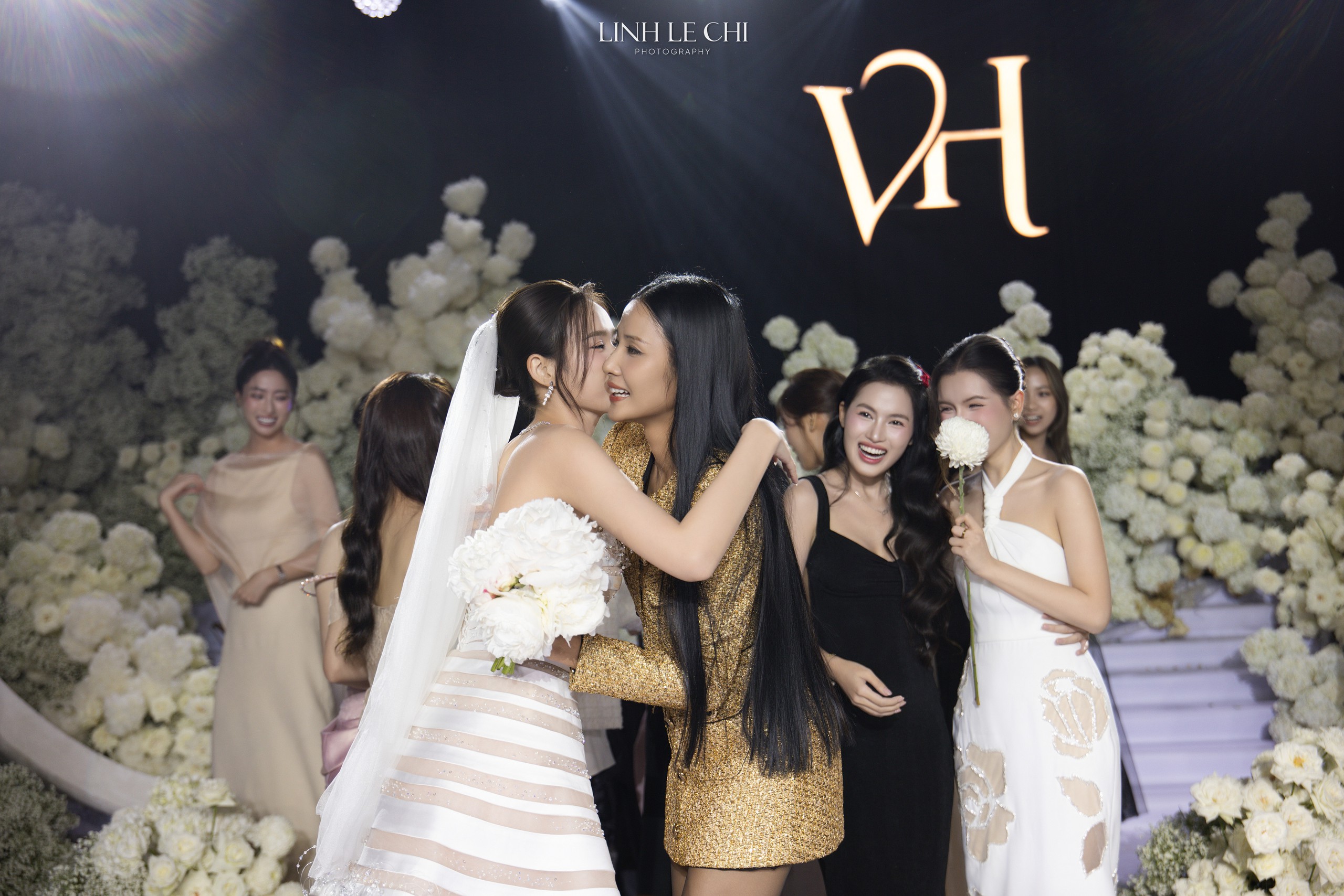 Đám cưới Hoa hậu Đỗ Hà - Viết Vương tại Hà Nội: Cô dâu khóc nức nở, dàn nàng hậu Đám cưới Hoa hậu Đỗ Hà - Viết Vương tại Hà Nội: Cô dâu khóc nức nở, dàn nàng hậu