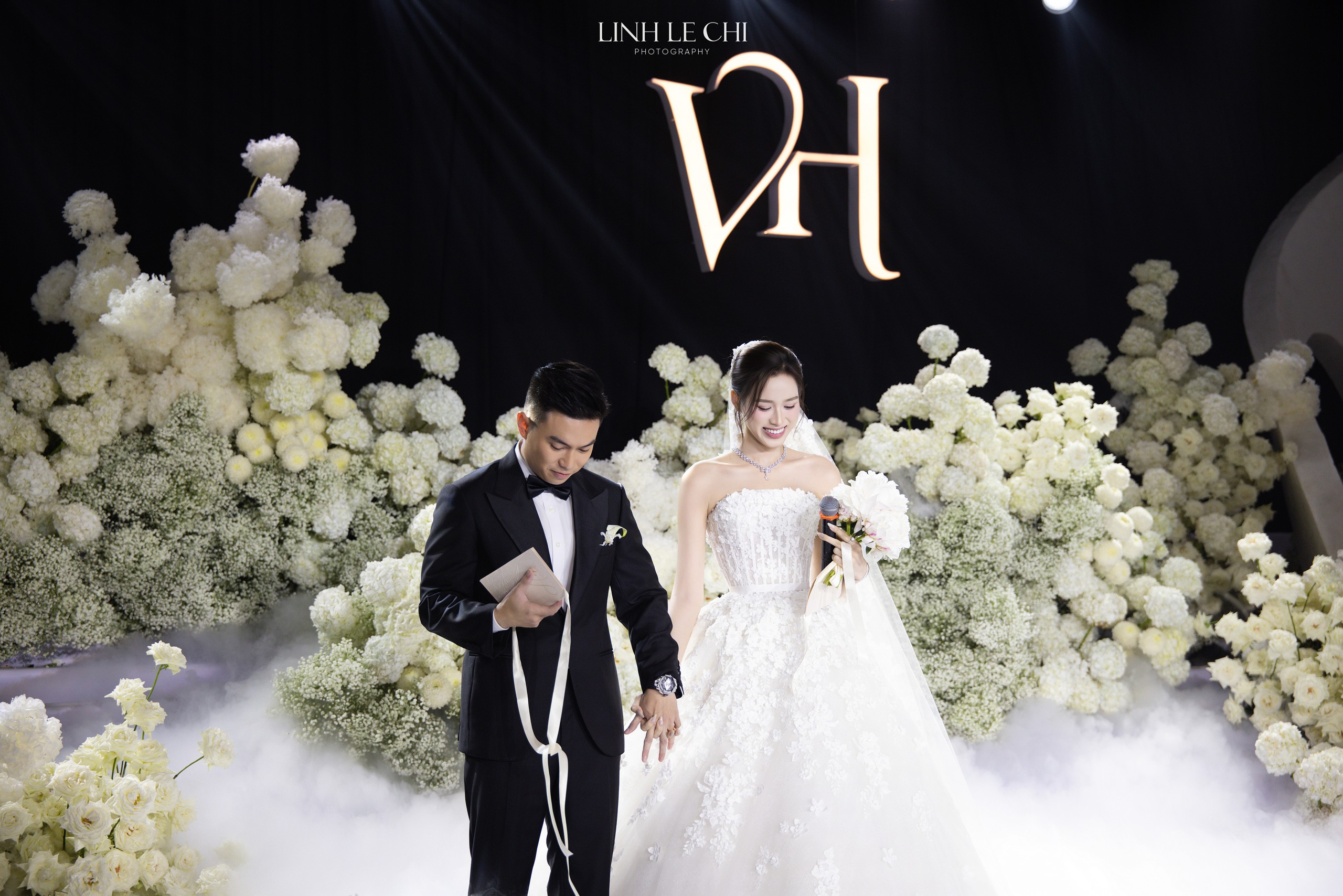 Đám cưới Hoa hậu Đỗ Hà - Viết Vương tại Hà Nội: Cô dâu khóc nức nở, dàn nàng hậu Đám cưới Hoa hậu Đỗ Hà - Viết Vương tại Hà Nội: Cô dâu khóc nức nở, dàn nàng hậu