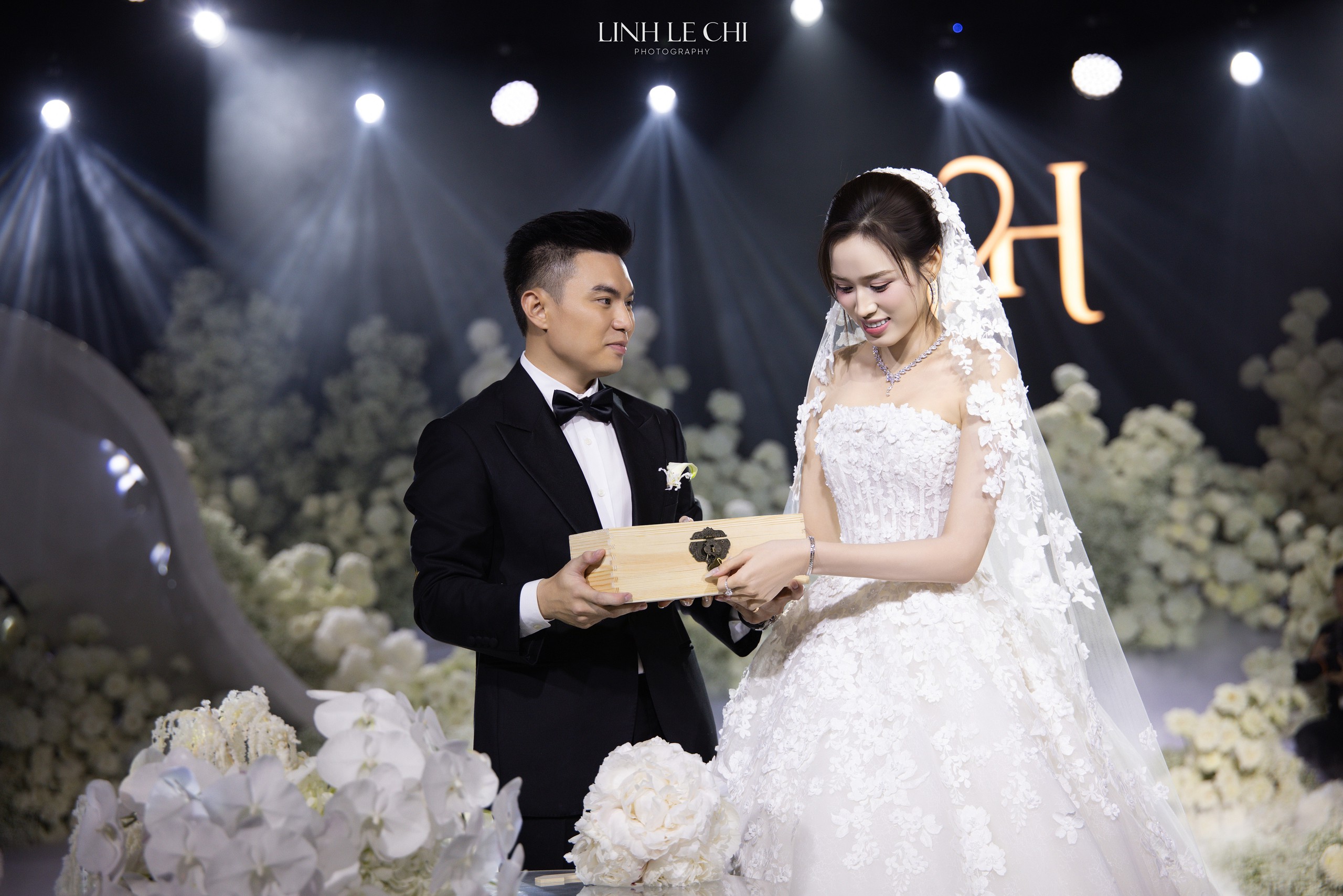 Đám cưới Hoa hậu Đỗ Hà - Viết Vương tại Hà Nội: Cô dâu khóc nức nở, dàn nàng hậu "quậy" tưng bừng! - Ảnh 20. Đám cưới Hoa hậu Đỗ Hà - Viết Vương tại Hà Nội: Cô dâu khóc nức nở, dàn nàng hậu "quậy" tưng bừng! - Ảnh 20.