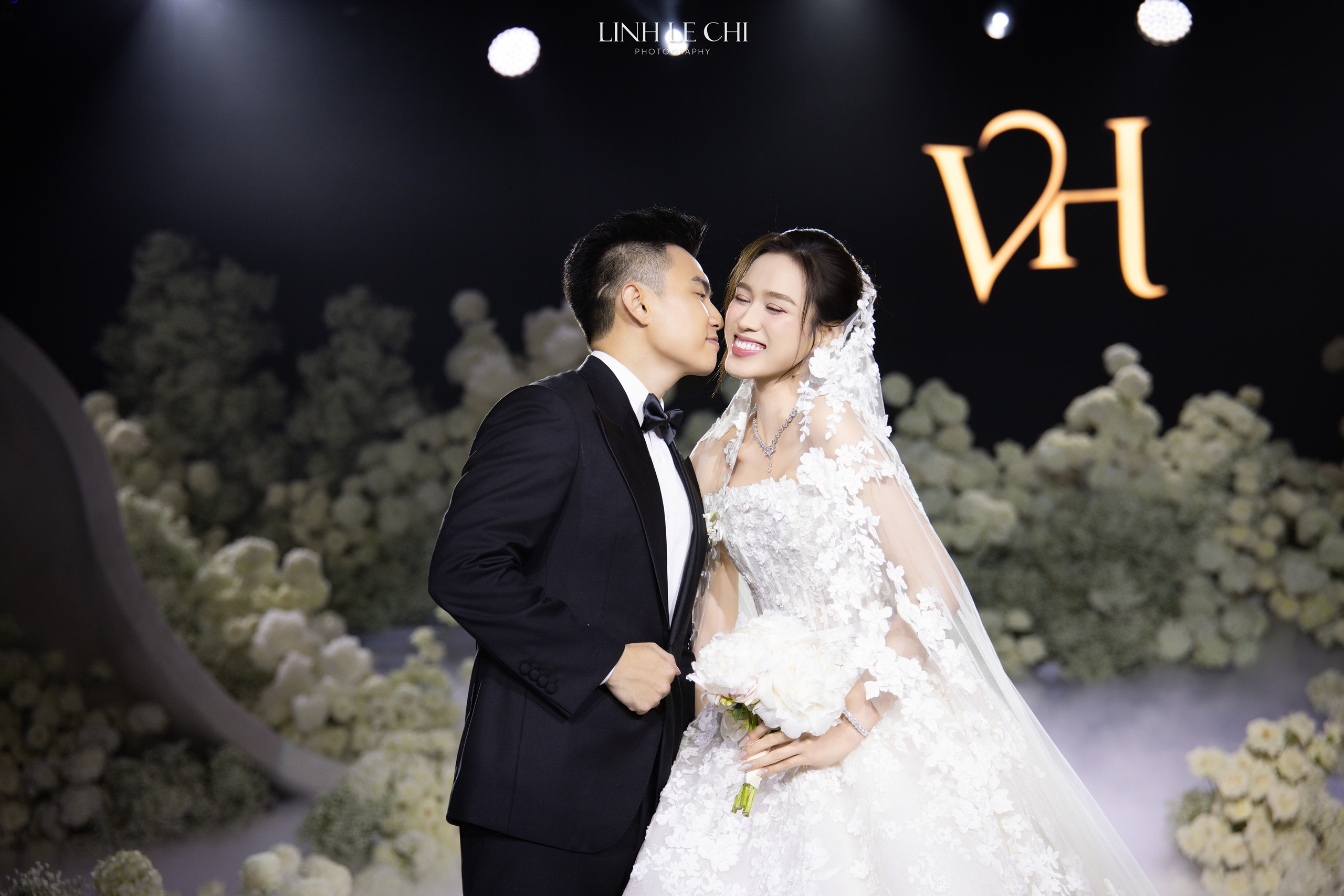 Đám cưới Hoa hậu Đỗ Hà - Viết Vương tại Hà Nội: Cô dâu khóc nức nở, dàn nàng hậu Đám cưới Hoa hậu Đỗ Hà - Viết Vương tại Hà Nội: Cô dâu khóc nức nở, dàn nàng hậu