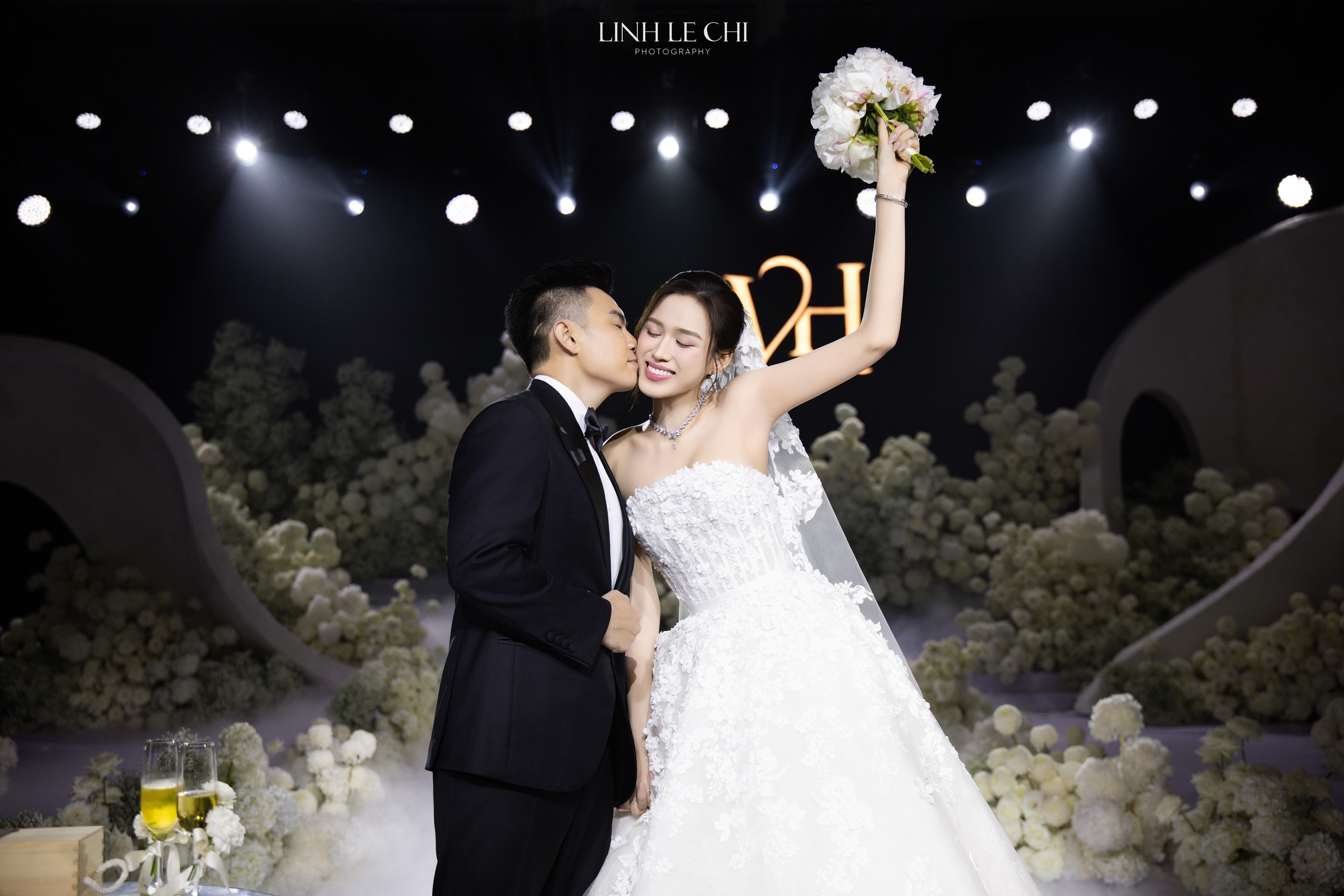 Đám cưới Hoa hậu Đỗ Hà - Viết Vương tại Hà Nội: Cô dâu khóc nức nở, dàn nàng hậu "quậy" tưng bừng! - Ảnh 21. Đám cưới Hoa hậu Đỗ Hà - Viết Vương tại Hà Nội: Cô dâu khóc nức nở, dàn nàng hậu "quậy" tưng bừng! - Ảnh 21.