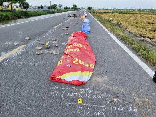 Ra lệnh cấm đi khỏi nơi cư trú đối với người phụ nữ sinh năm 1958 vì chặn gạch đá phơi thóc giữa đường- Ảnh 1. Ra lệnh cấm đi khỏi nơi cư trú đối với người phụ nữ sinh năm 1958 vì chặn gạch đá phơi thóc giữa đường- Ảnh 1.