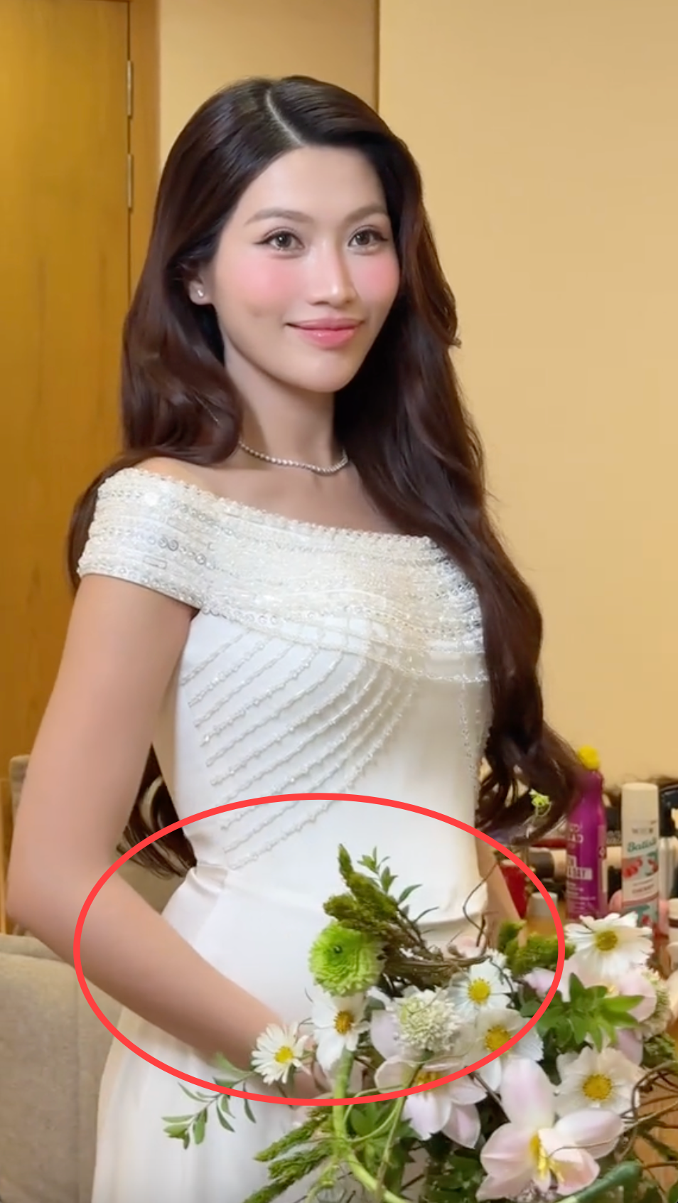 Á hậu Quỳnh Châu lộ vóc dáng khác lạ trong lễ cưới với chồng thiếu gia tại Đà Lạt- Ảnh 2.