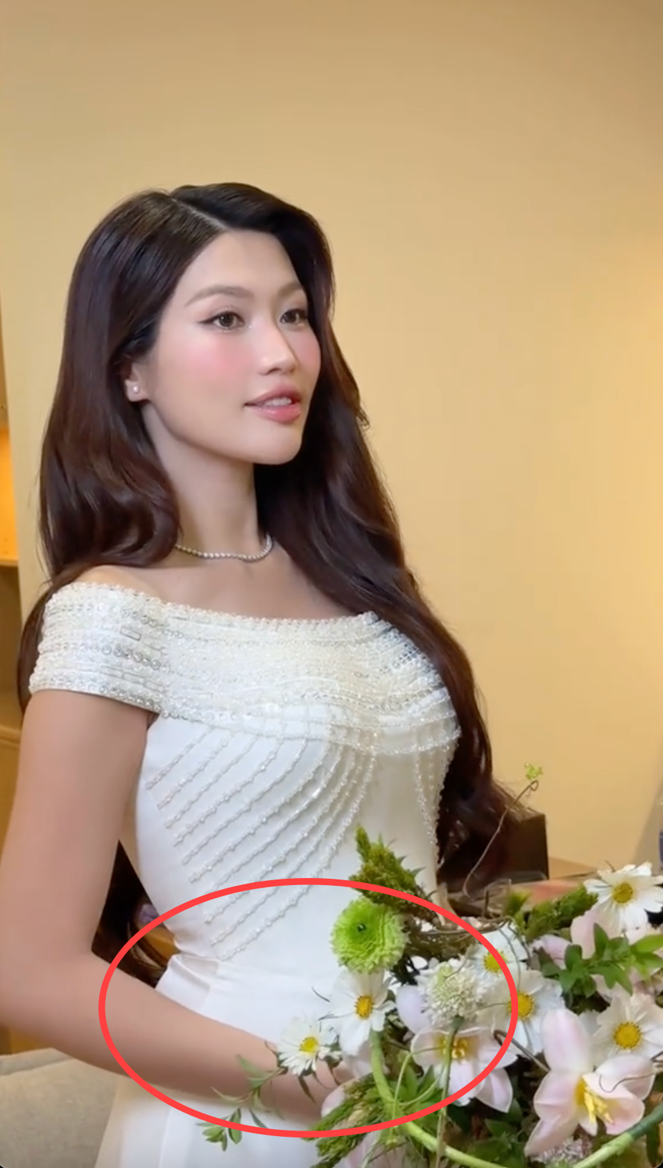 Á hậu Quỳnh Châu lộ vóc dáng khác lạ trong lễ cưới với chồng thiếu gia tại Đà Lạt- Ảnh 1.