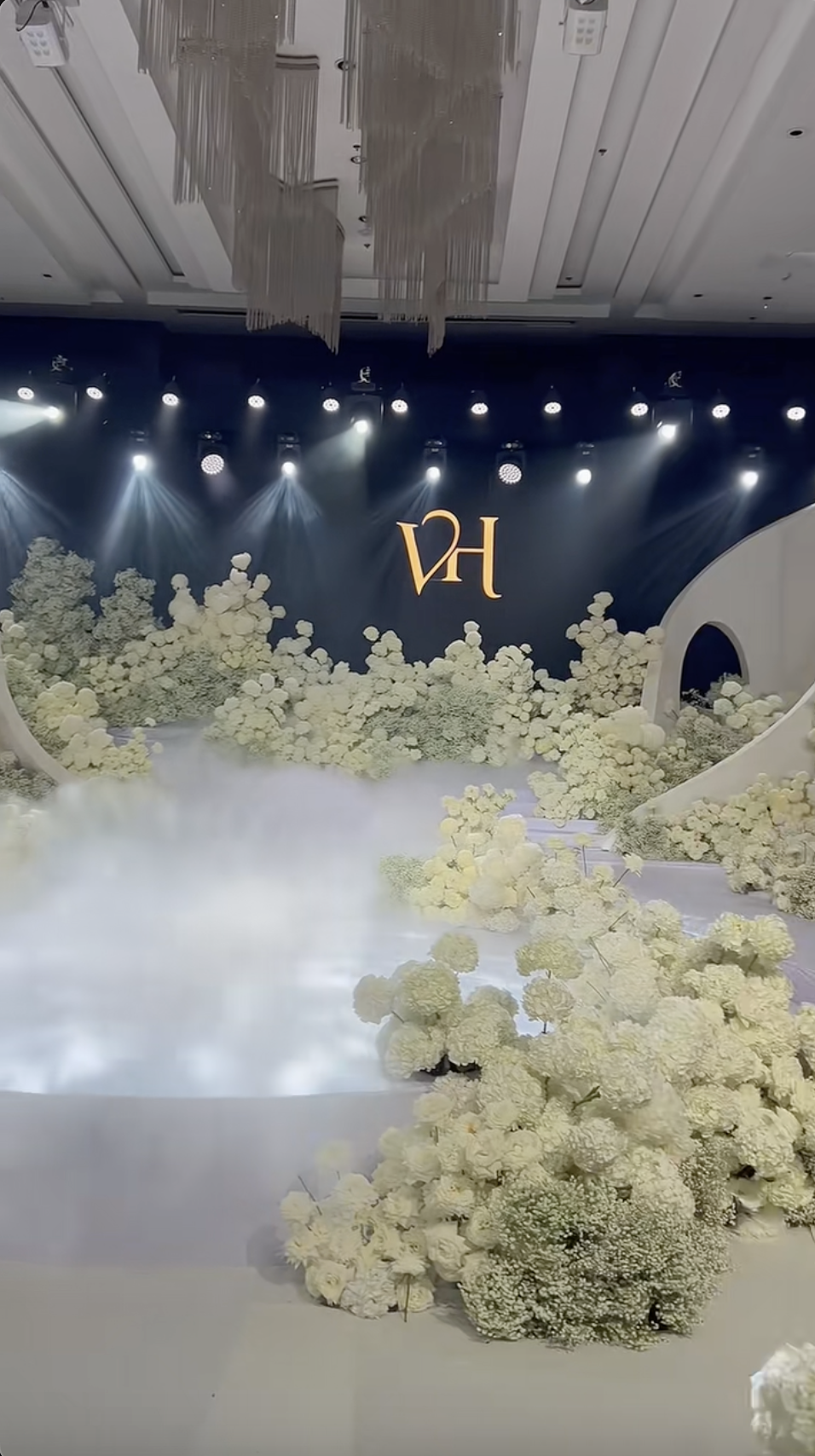 Đám cưới Hoa hậu Đỗ Hà - Viết Vương tại Hà Nội: Cô dâu ôm chồng khóc nức nở, "vũ trụ mỹ nhân" Vbiz đến chúc mừng!- Ảnh 10.