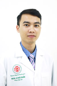 Bác sĩ khiến hơn 2 triệu người thán phục: Bố và anh mất vì ung thư, mẹ đi phụ hồ, chàng trai 38kg đạp xe rách lốp trở thành thủ khoa ĐH- Ảnh 1. Bác sĩ khiến hơn 2 triệu người thán phục: Bố và anh mất vì ung thư, mẹ đi phụ hồ, chàng trai 38kg đạp xe rách lốp trở thành thủ khoa ĐH- Ảnh 1.