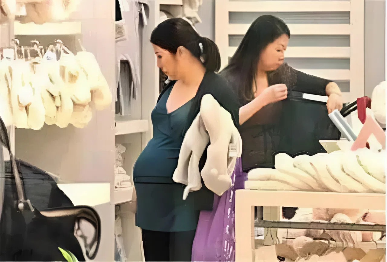 Su&yacute;t x&ocirc; ng&atilde; b&agrave; bầu, cậu b&eacute; 7 tuổi đ&aacute;p một c&acirc;u khiến ai cũng sốc: H&agrave;nh động của người lớn sau đ&oacute; c&ograve;n bất ngờ hơn- Ảnh 1.