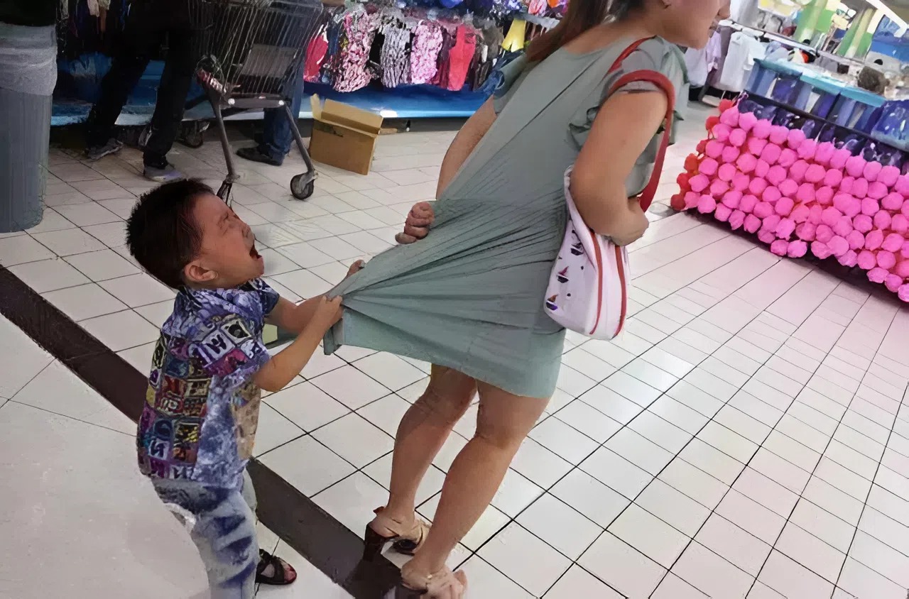 Su&yacute;t x&ocirc; ng&atilde; b&agrave; bầu, cậu b&eacute; 7 tuổi đ&aacute;p một c&acirc;u khiến ai cũng sốc: H&agrave;nh động của người lớn sau đ&oacute; c&ograve;n bất ngờ hơn- Ảnh 2.