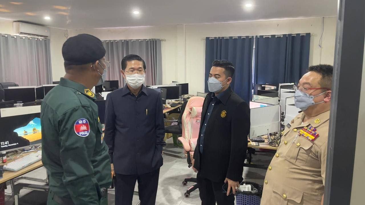 Ập vào 2 tòa nhà cao tầng, phát hiện 658 nghi phạm trong đường dây lừa đảo, thu giữ hàng loạt đồng phục cảnh sát, con dấu, điện thoại...- Ảnh 4. Ập vào 2 tòa nhà cao tầng, phát hiện 658 nghi phạm trong đường dây lừa đảo, thu giữ hàng loạt đồng phục cảnh sát, con dấu, điện thoại...- Ảnh 4.