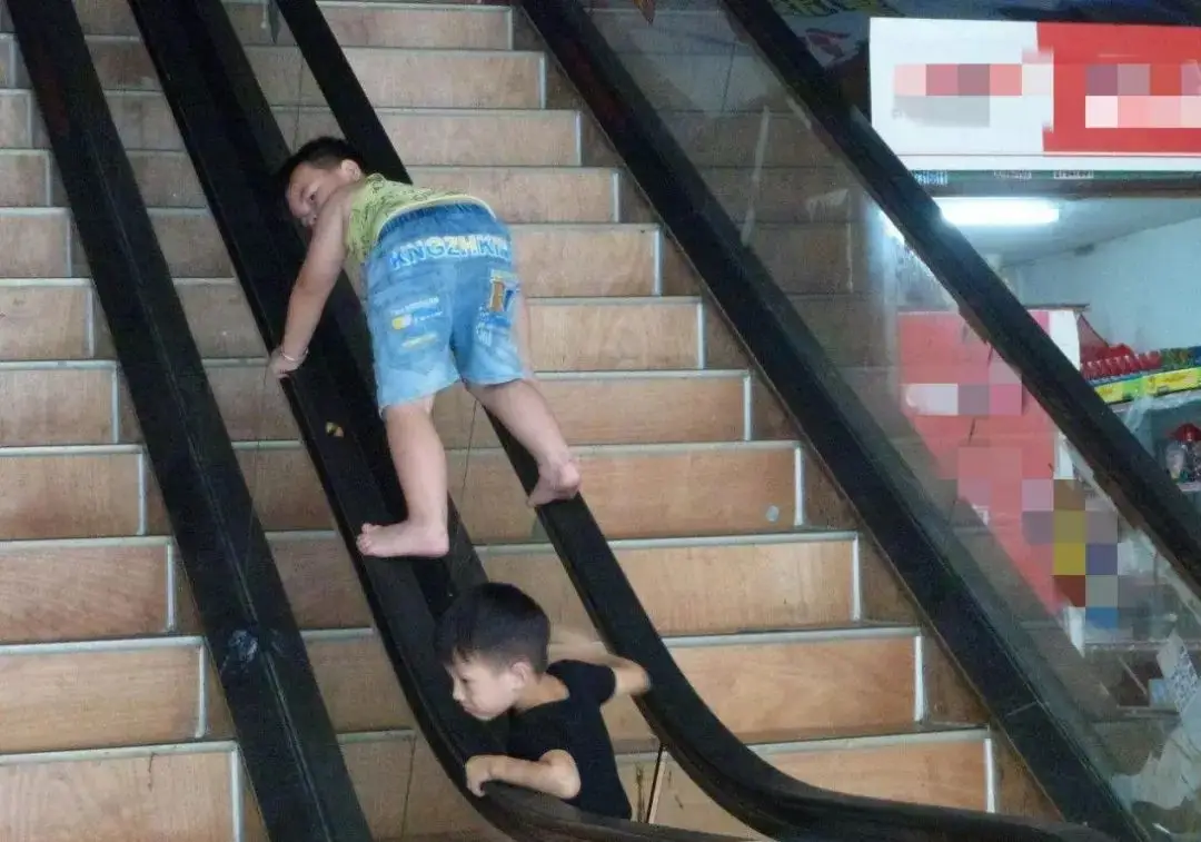 Su&yacute;t x&ocirc; ng&atilde; b&agrave; bầu, cậu b&eacute; 7 tuổi đ&aacute;p một c&acirc;u khiến ai cũng sốc: H&agrave;nh động của người lớn sau đ&oacute; c&ograve;n bất ngờ hơn- Ảnh 3.