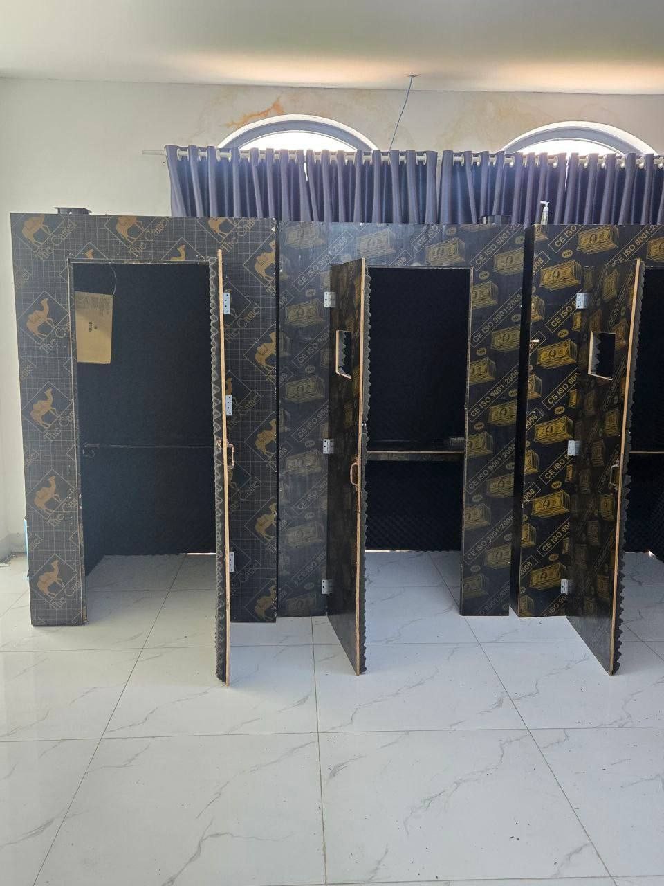 Ập vào 2 tòa nhà cao tầng, phát hiện 658 nghi phạm trong đường dây lừa đảo, thu giữ hàng loạt đồng phục cảnh sát, con dấu, điện thoại...- Ảnh 5. Ập vào 2 tòa nhà cao tầng, phát hiện 658 nghi phạm trong đường dây lừa đảo, thu giữ hàng loạt đồng phục cảnh sát, con dấu, điện thoại...- Ảnh 5.