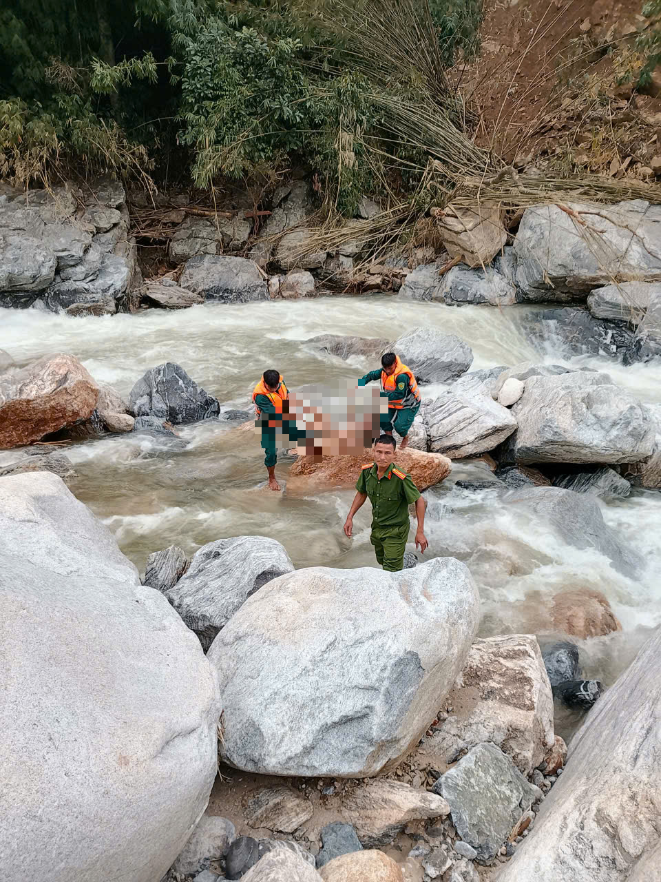 Nước lớn đột ngột đổ về, 5 em nhỏ tắm sông bị cuốn trôi- Ảnh 1. Nước lớn đột ngột đổ về, 5 em nhỏ tắm sông bị cuốn trôi- Ảnh 1.