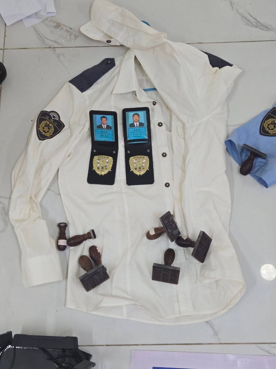 Ập vào 2 tòa nhà cao tầng, phát hiện 658 nghi phạm trong đường dây lừa đảo, thu giữ hàng loạt đồng phục cảnh sát, con dấu, điện thoại...- Ảnh 2. Ập vào 2 tòa nhà cao tầng, phát hiện 658 nghi phạm trong đường dây lừa đảo, thu giữ hàng loạt đồng phục cảnh sát, con dấu, điện thoại...- Ảnh 2.