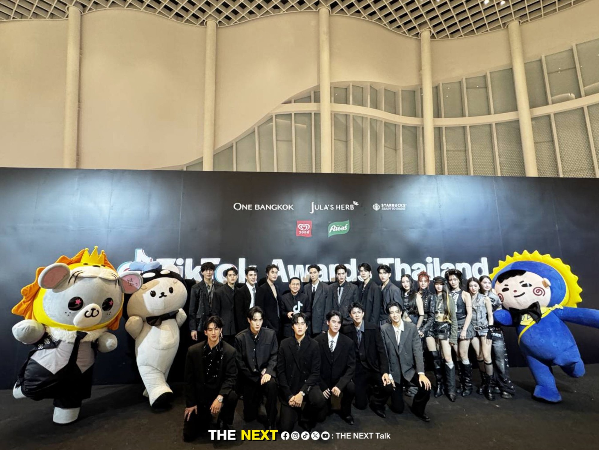 Cả dàn mỹ nhân mặc váy ngắn bị bắt quỳ rạp để chụp ảnh, loạt sao nam đứng trơ gây tranh cãi kịch liệt- Ảnh 4. Cả dàn mỹ nhân mặc váy ngắn bị bắt quỳ rạp để chụp ảnh, loạt sao nam đứng trơ gây tranh cãi kịch liệt- Ảnh 4.