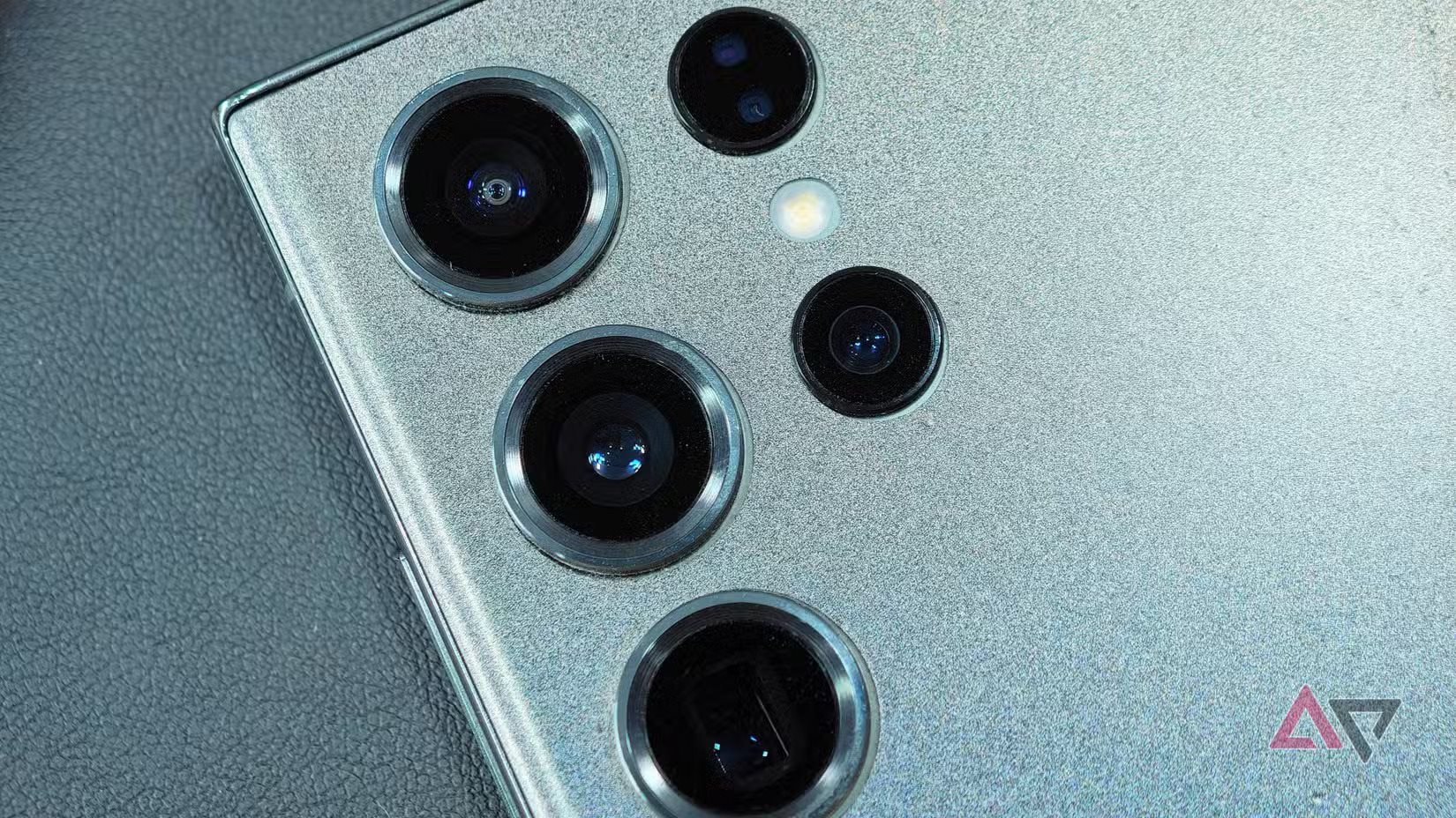 Biết bao điện thoại "vừa xịn, vừa đẹp" ra mắt cũng mặc kệ, tôi vẫn chỉ dùng mẫu điện thoại này của Samsung- Ảnh 4.