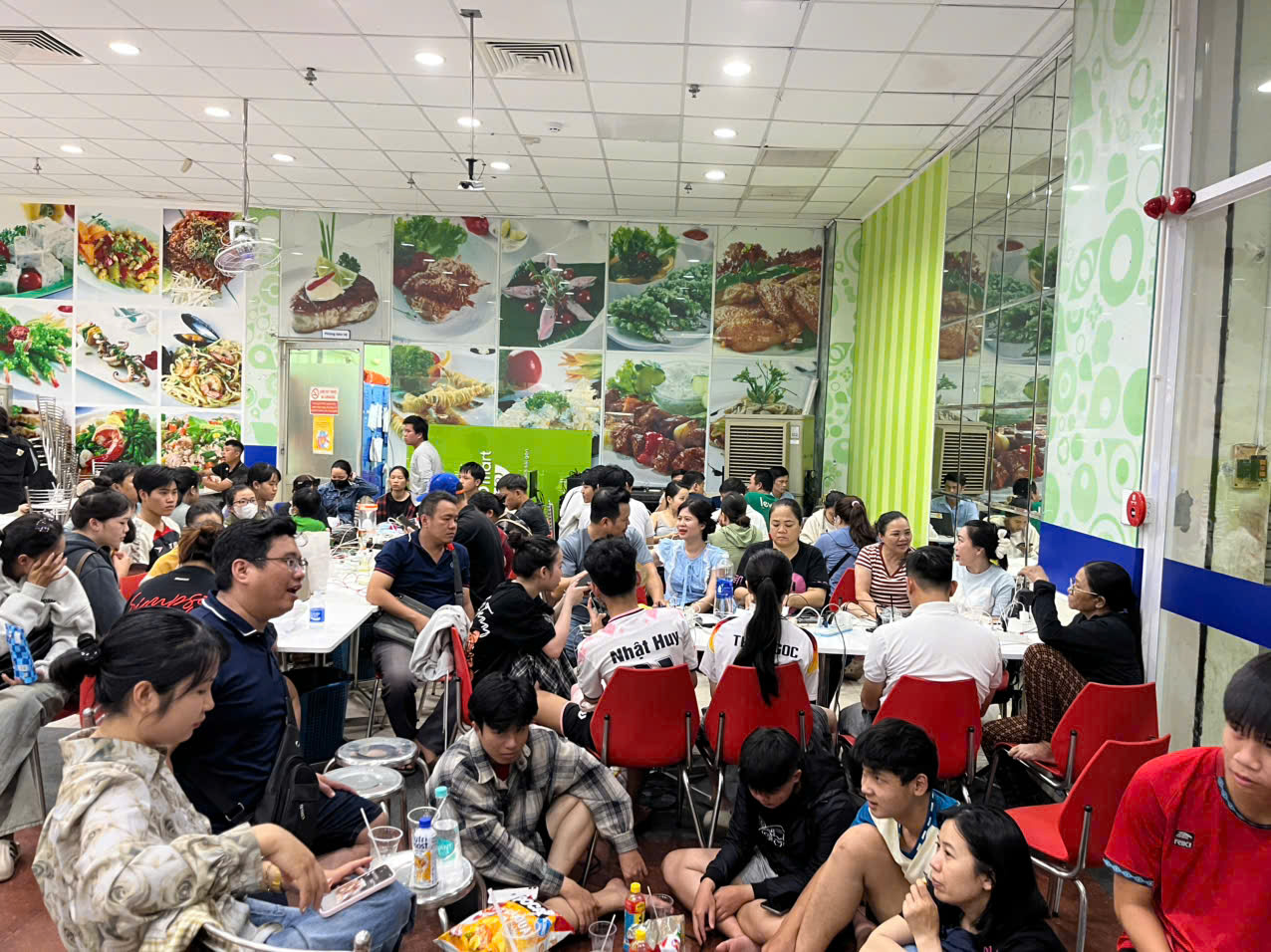 Nhiều siêu thị trở thành trạm sạc điện thoại cho người dân tránh bão- Ảnh 1.