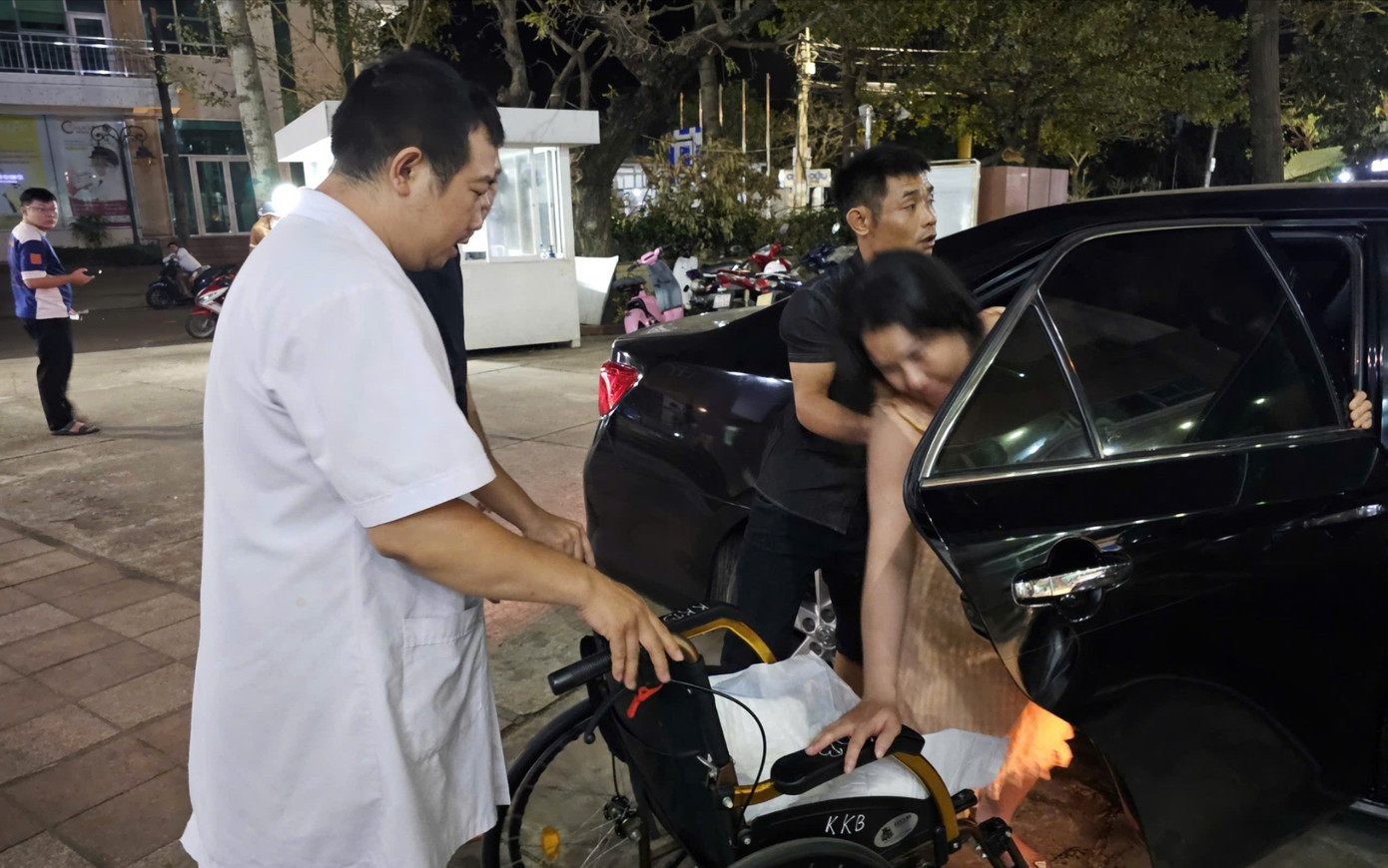 CSGT Gia Lai kịp thời hỗ trợ dẫn đường đưa thai phụ bị vỡ ối đi cấp cứu- Ảnh 1.